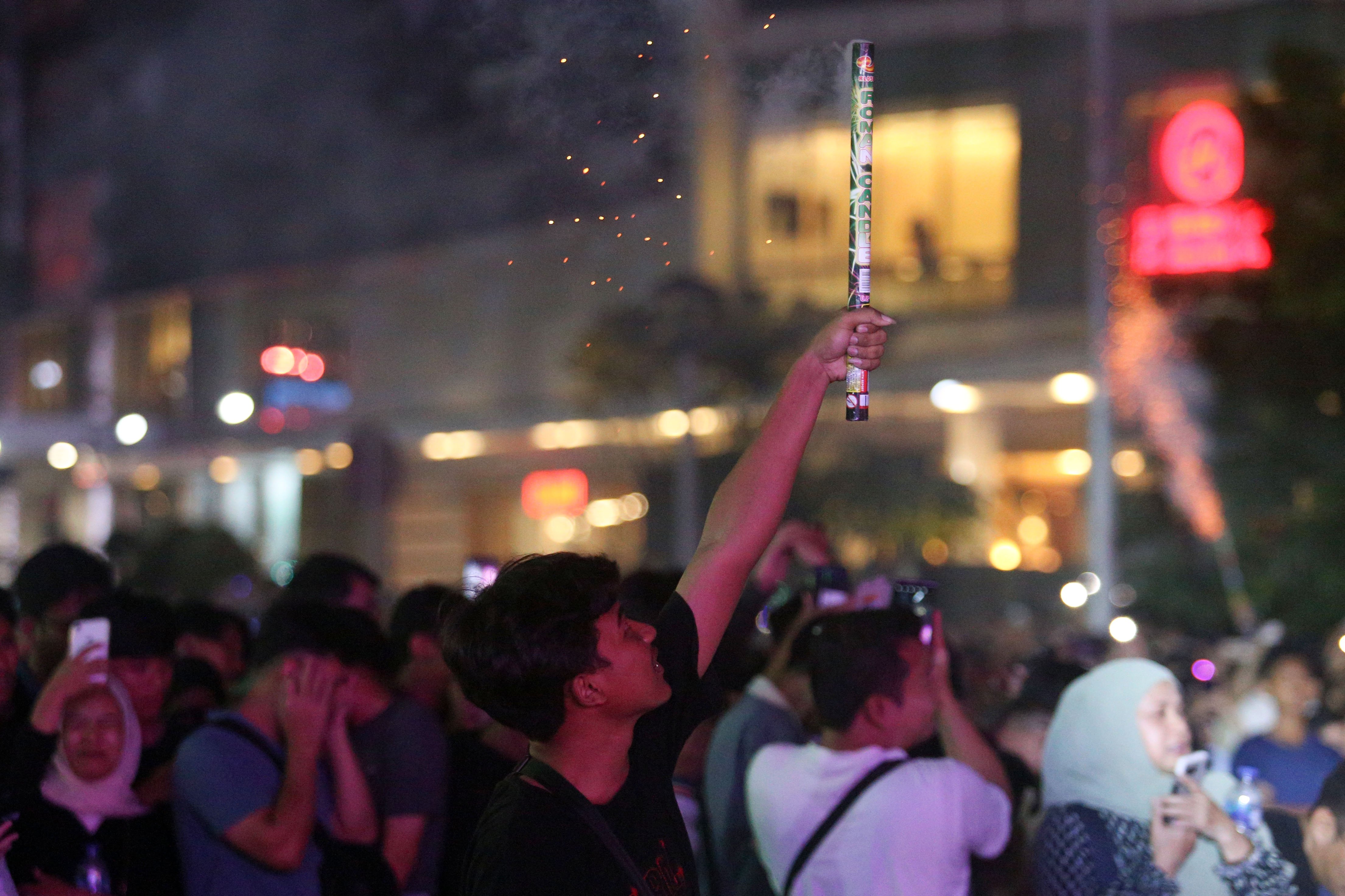 [Foto] Kemeriahan Perayaan Malam Tahun Baru 2025 di Bundaran HI - Foto ...