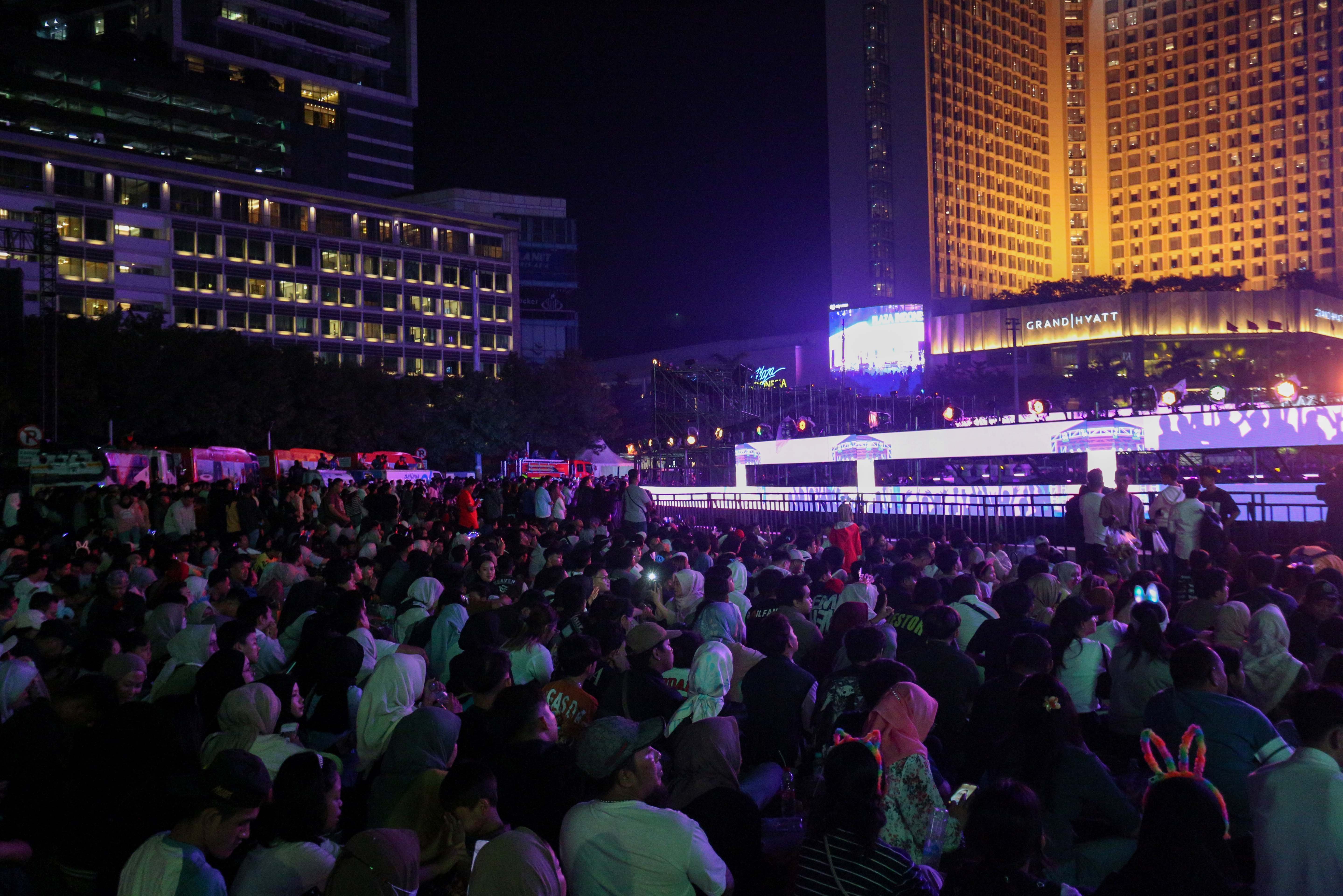 Suasana acara Kirana Jakarta 2025 di Bundaran HI, Jakarta, Selasa (31/12/2024). Pemprov Jakarta menggelar perayaan malam tahun baru 2025 dengan tema Semarak Jakarta Mendunia yang diisi oleh penampilan musik dari Yura Yunita dan RAN, pertunjukkan drone hingga pesta kembang api.