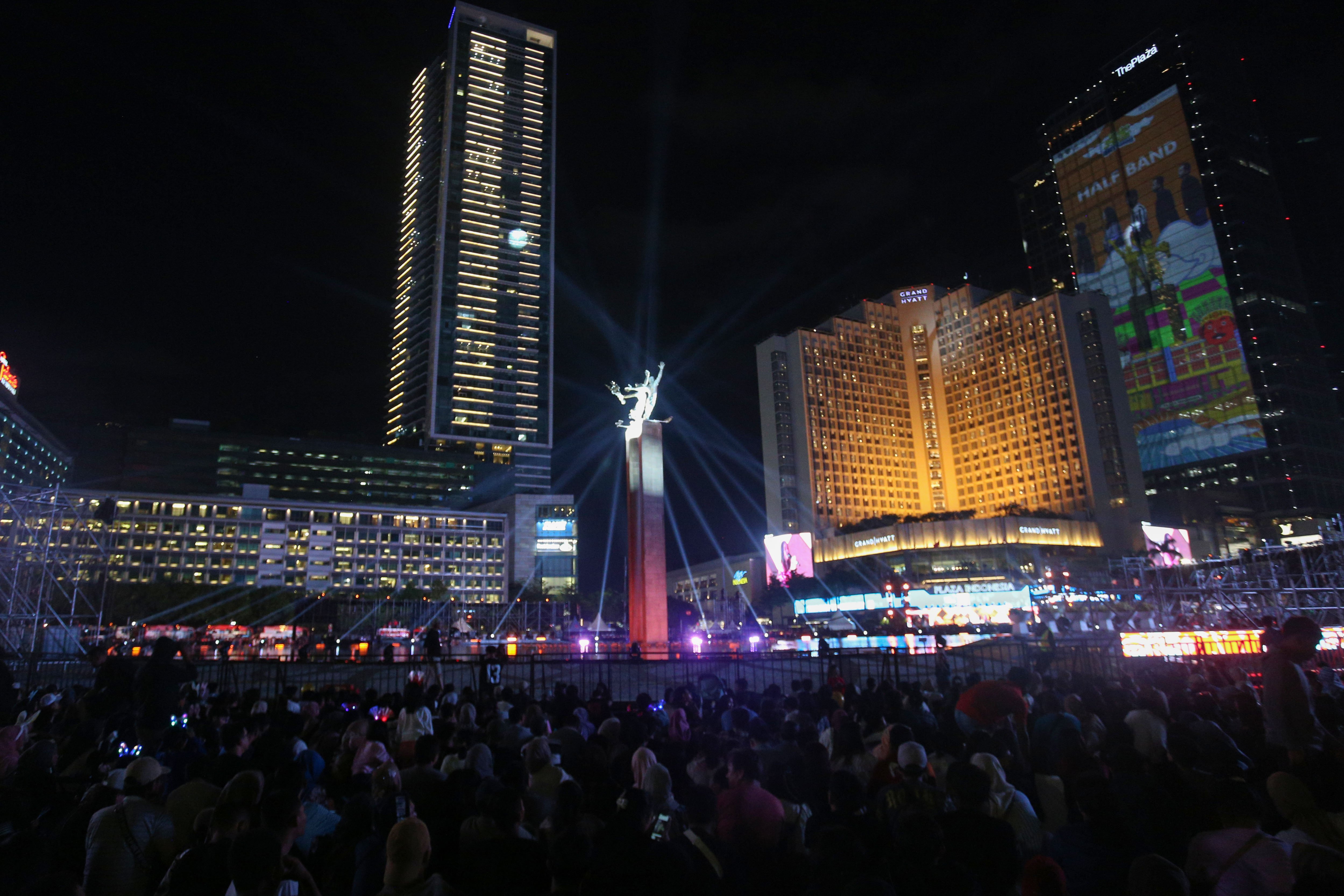Suasana acara Kirana Jakarta 2025 di Bundaran HI, Jakarta, Selasa (31/12/2024). Pemprov Jakarta menggelar perayaan malam tahun baru 2025 dengan tema Semarak Jakarta Mendunia yang diisi oleh penampilan musik dari Yura Yunita dan RAN, pertunjukkan drone hingga pesta kembang api.