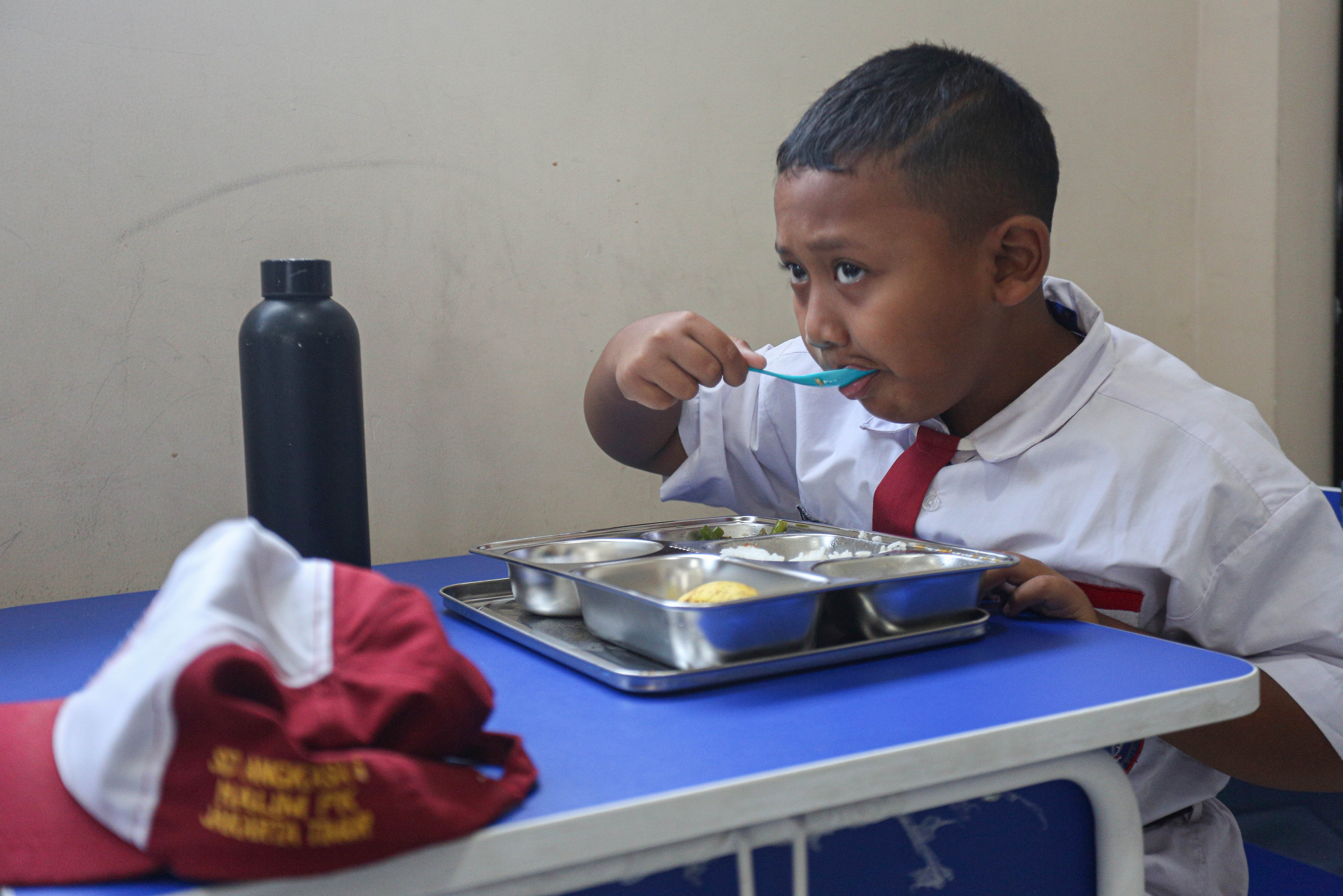 Seorang siswa menyantap makanan bergizi gratis di SD Angkasa 05 Halim Perdanakusuma, Jakarta Timur, Senin (6/1/2025). Pada hari pertama pelaksanaan Program Makan Bergizi Gratis di sekolah tersebut diikuti oleh 128 siswa dengan menu makanan yang dihidangkan yaitu nasi, tumis buncis, ayam saus teriyaki dan buah pisang.