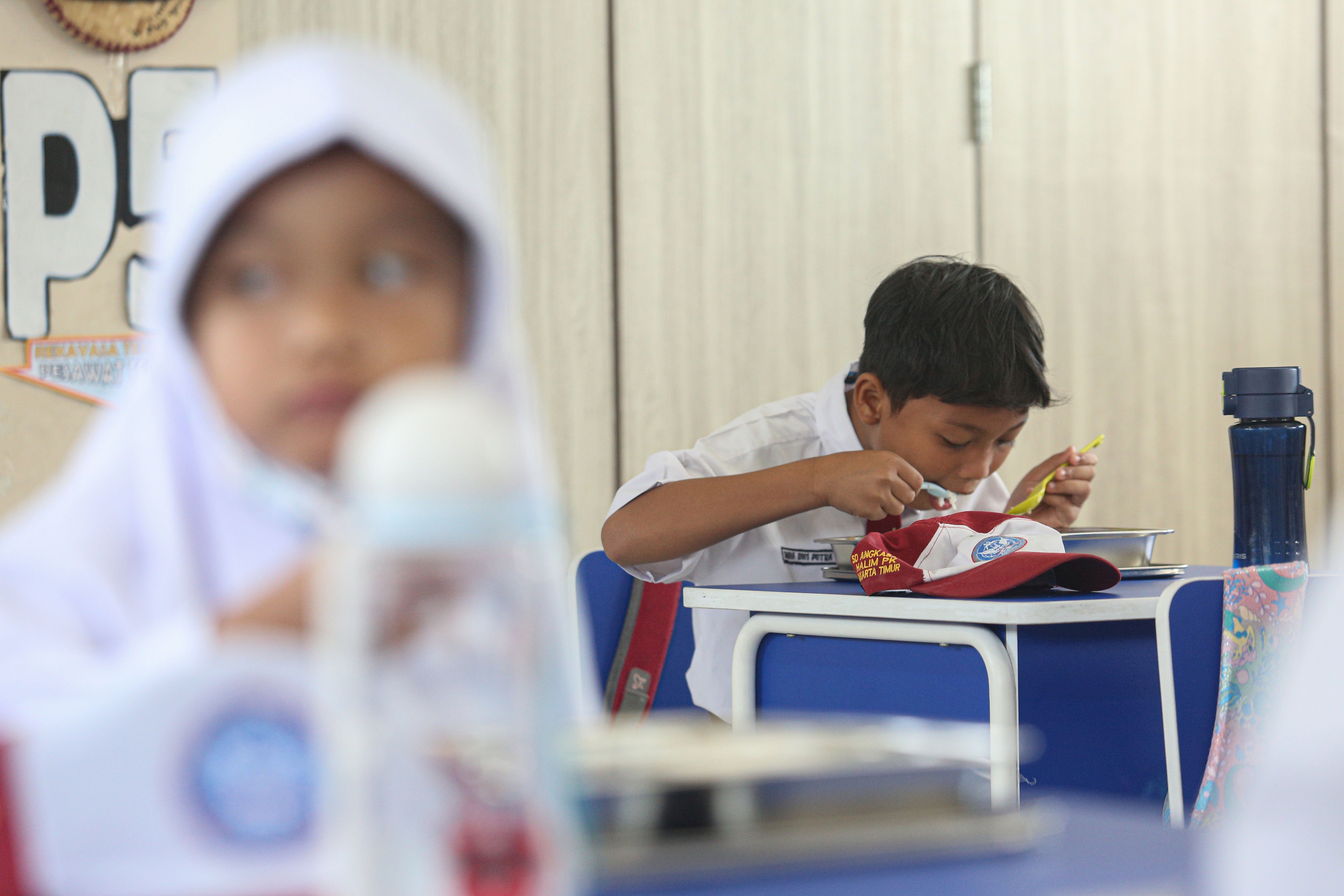 Seorang siswa menyantap makanan bergizi gratis di SD Angkasa 05 Halim Perdanakusuma, Jakarta Timur, Senin (6/1/2025). Pada hari pertama pelaksanaan Program Makan Bergizi Gratis di sekolah tersebut diikuti oleh 128 siswa dengan menu makanan yang dihidangkan yaitu nasi, tumis buncis, ayam saus teriyaki dan buah pisang.