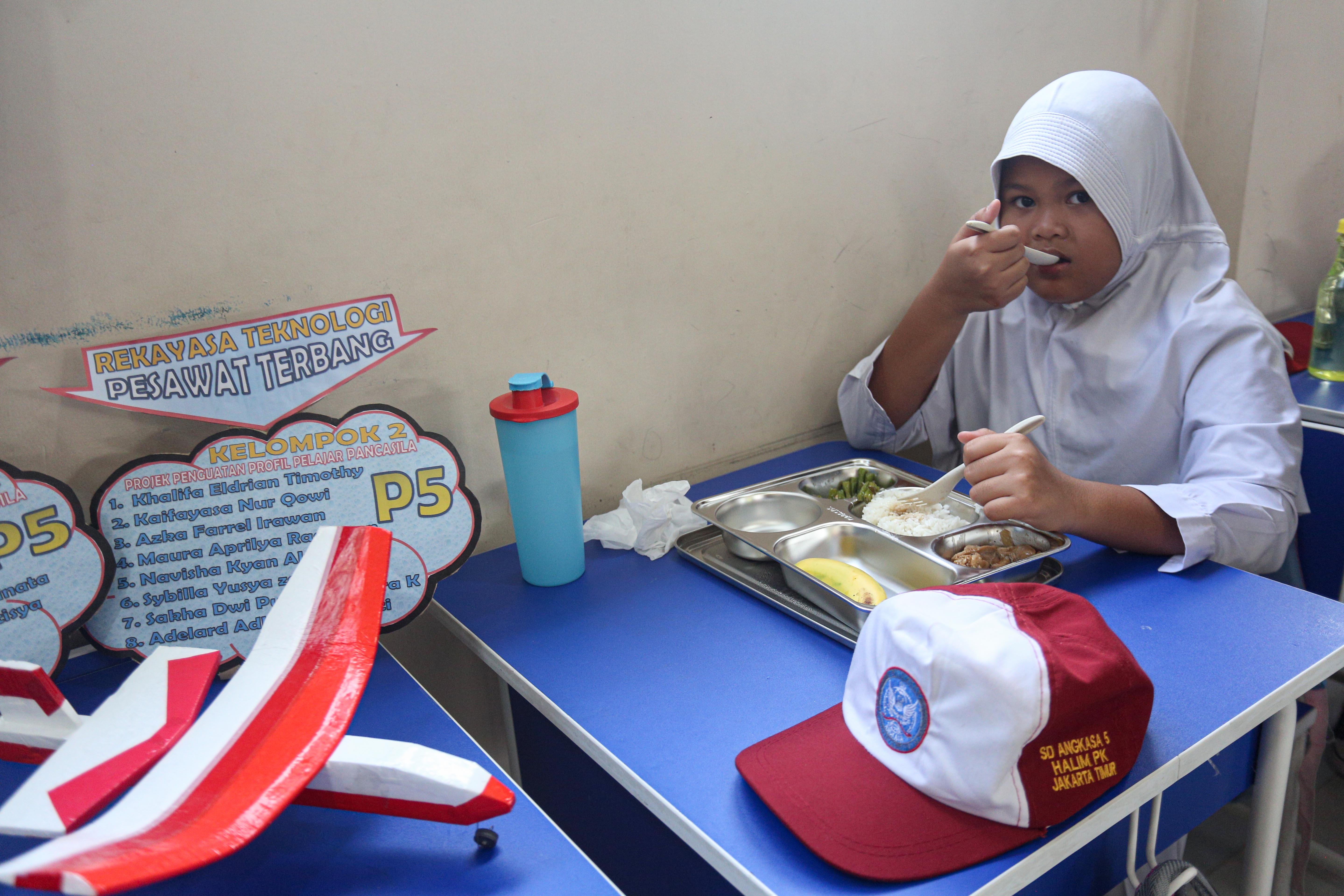 Seorang siswa menyantap makanan bergizi gratis di SD Angkasa 05 Halim Perdanakusuma, Jakarta Timur, Senin (6/1/2025). Pada hari pertama pelaksanaan Program Makan Bergizi Gratis di sekolah tersebut diikuti oleh 128 siswa dengan menu makanan yang dihidangkan yaitu nasi, tumis buncis, ayam saus teriyaki dan buah pisang.