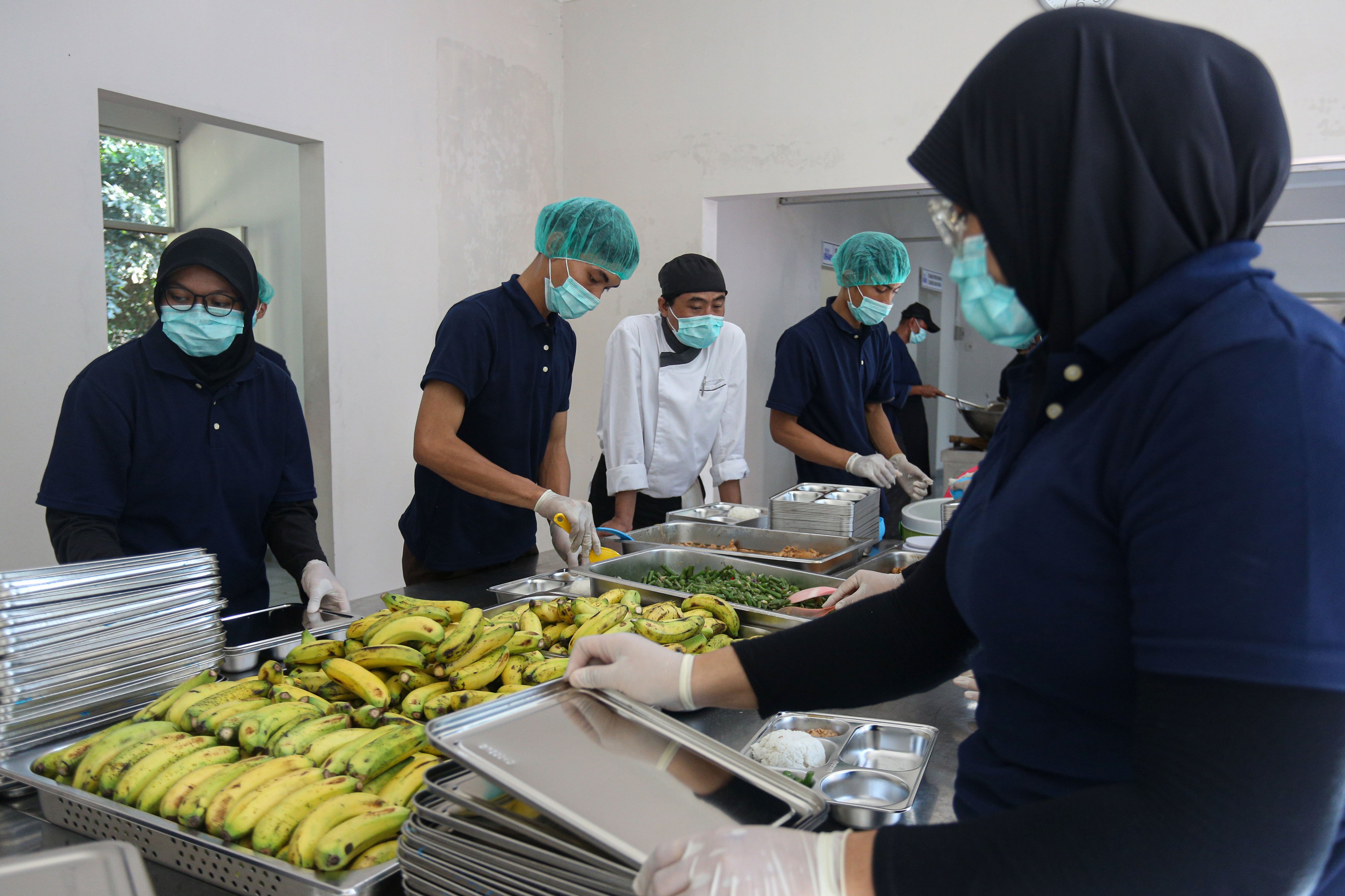 Petugas menyiapkan makanan bergizi gratis di Dapur Sehat Anak Bangsa Lanud Halim Perdanakusuma, Jakarta Timur, Senin (6/1/2025). Dapur tersebut menyediakan total 2.953 paket makanan bergizi gratis untuk siswa dari berbagai tingkat pendidikan mulai dari sekolah dasar hingga menengah yang tersebar di sekitar kawasan tersebut.
