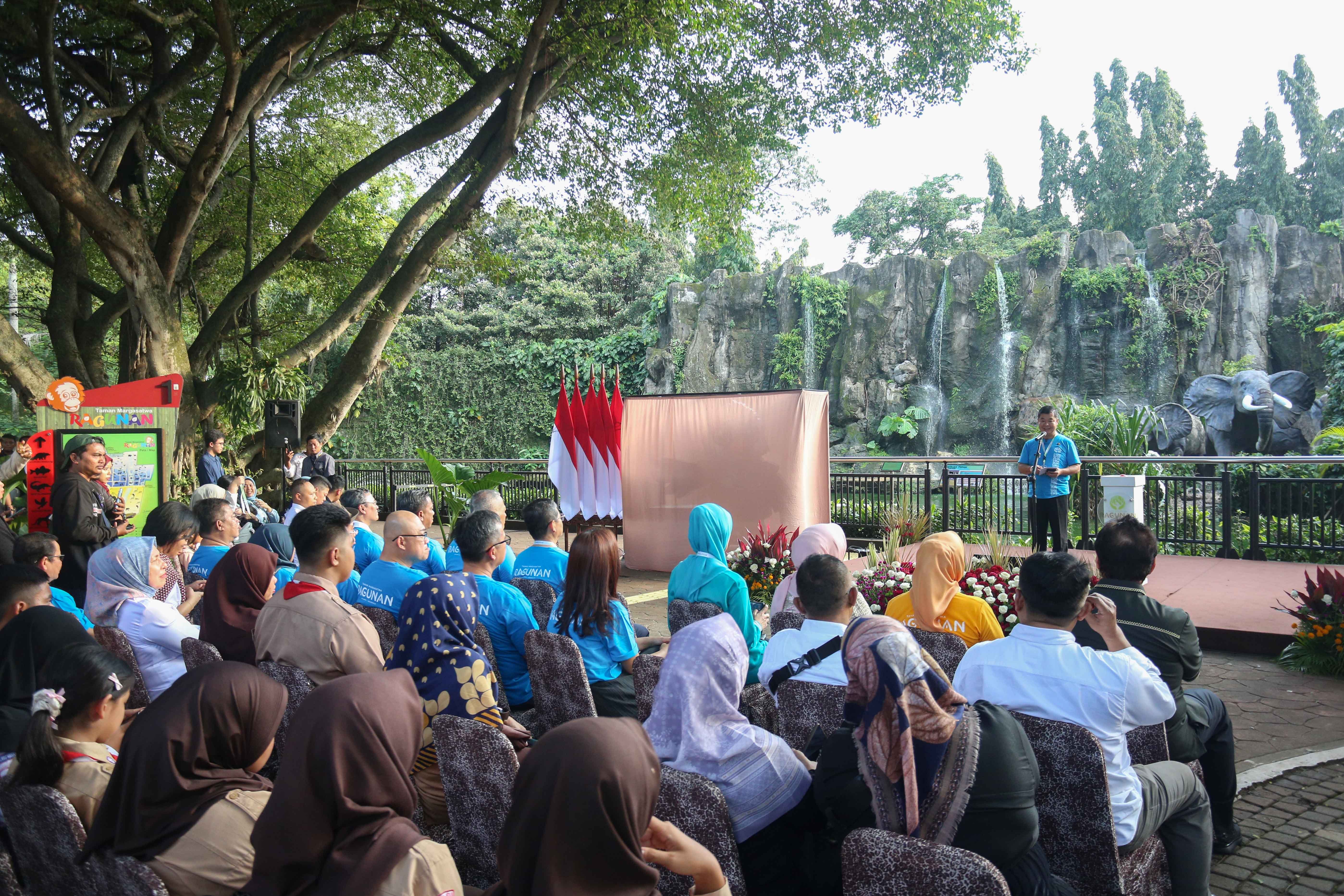 Suasana acara peresmian logo dan maskot baru Taman Margasatwa Ragunan di Jakarta, Rabu (8/1/2025). Pemprov Jakarta secara resmi meluncurkan logo dan maskot baru Taman Margasatwa Ragunan yakni Elbo yang diharapkan dapat menjadi wajah baru yang lebih segar dan inspiratif dalam upaya mewujudkan Jakarta sebagai kota global.