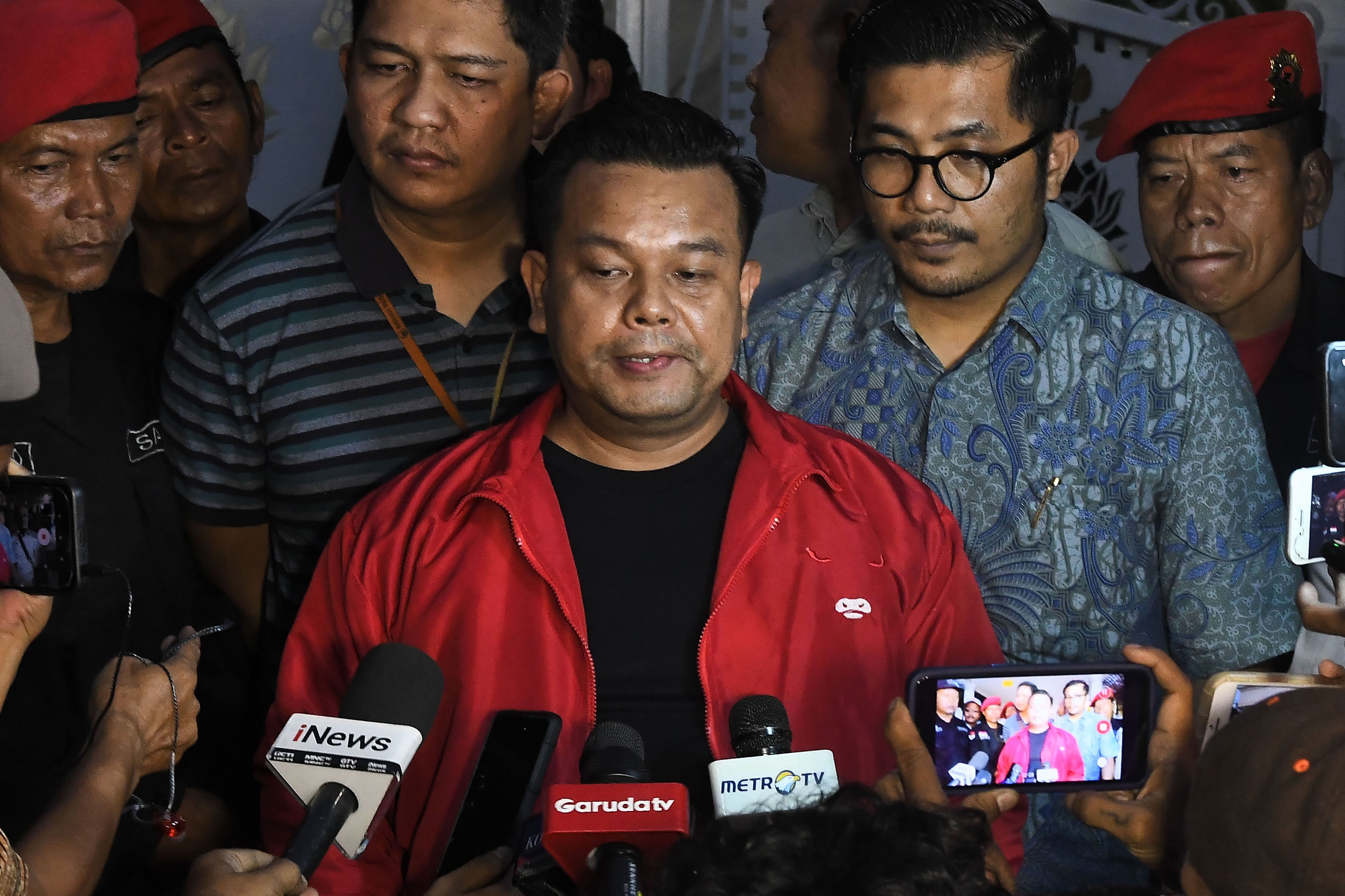 Tim kuasa hukum DPP PDI Perjuangan Johannes Tobing (tengah) memberikan keterangan kepada wartawan usai penggeledahan rumah Sekjen PDI Perjuangan Hasto Kristiyanto di Villa Taman Kartini, Bekasi, Jawa Barat, Selasa (7/1/2025). Menurut tim kuasa hukum DPP PDI Perjuangan Johannes Tobing dalam penggeledahan selama empat jam, tim penyidik KPK membawa dua barang bukti flashdisk dan buku. 