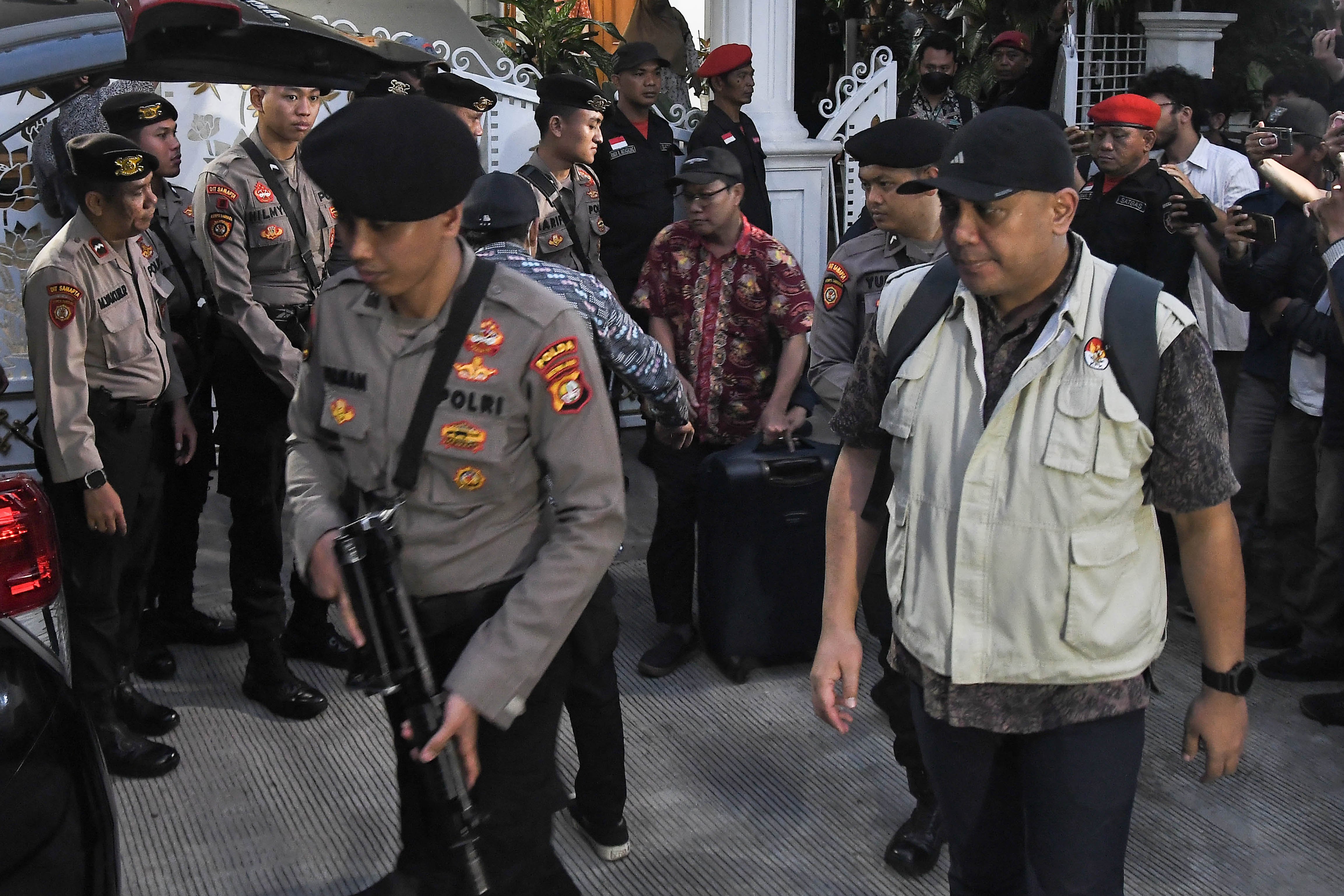 Sejumlah penyidik KPK keluar dari rumah Sekjen PDI Perjuangan Hasto Kristiyanto usai melakukan penggeledahan di Villa Taman Kartini, Bekasi, Jawa Barat, Selasa (7/1/2025). Menurut tim kuasa hukum DPP PDI Perjuangan Johannes Tobing dalam penggeledahan selama empat jam, tim penyidik KPK membawa dua barang bukti flashdisk dan buku. 