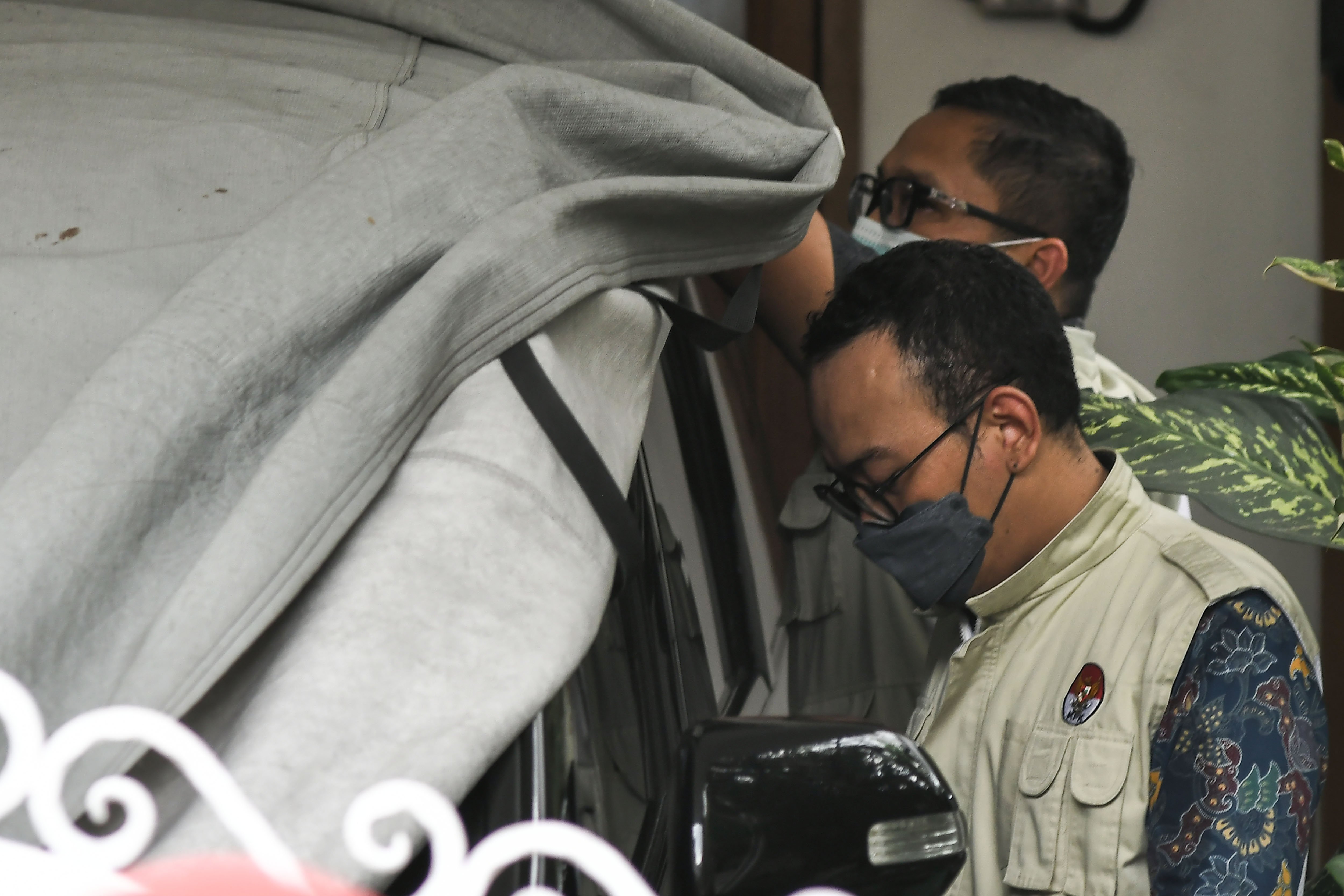 Penyidik KPK memeriksa mobil milik Sekjen PDI Perjuangan Hasto Kristiyanto di kediamannya, Villa Taman Kartini, Bekasi, Jawa Barat, Selasa (7/1/2025). Penyidik KPK menggeledah rumah Hasto Kristiyanto yang ditetapkan sebagai tersangka karena diduga terlibat dalam kasus suap terhadap Komisioner KPU Wahyu Setiawan dan perintangan penyidikan pada kasus Harun Masiku. 