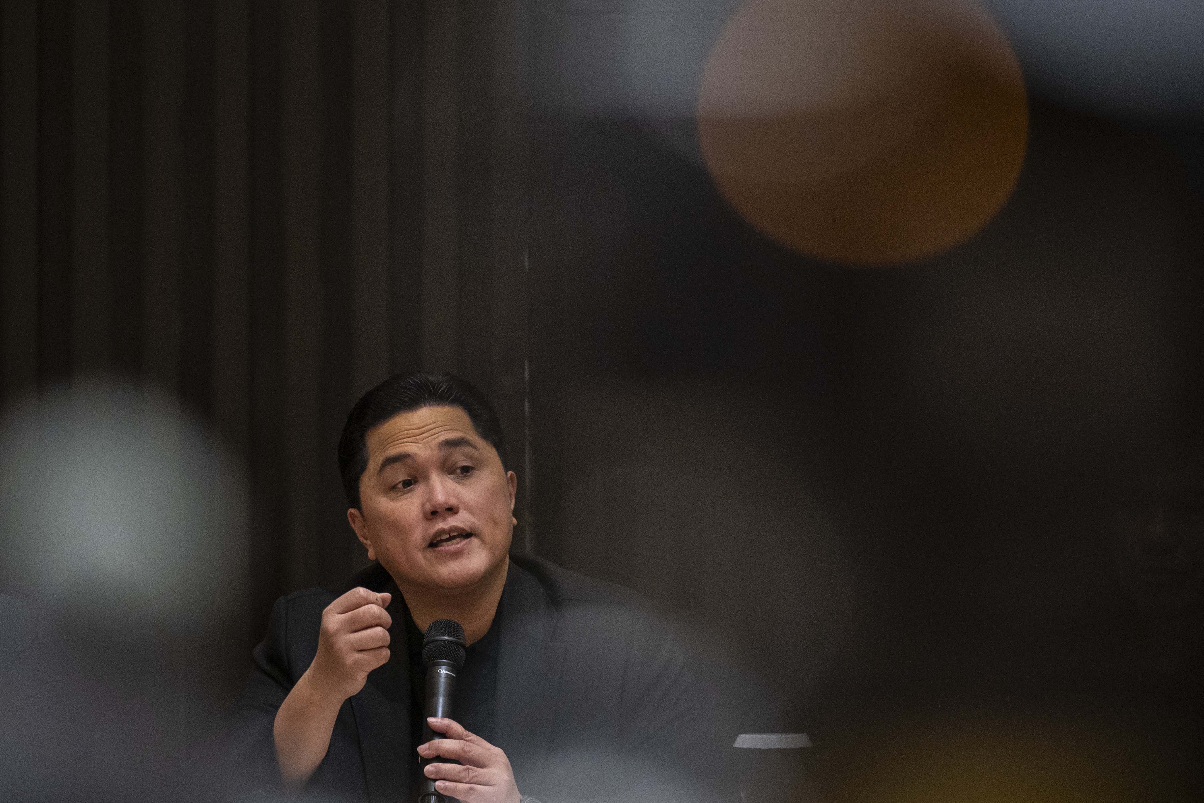 Ketua Umum PSSI Erick Thohir menyampaikan keterangan pers terkait pemberhentian pelatih Shin Tae-yong (STY) di Jakarta, Senin (6/1/2024). PSSI resmi memberhentikan Shin Tae-yong dari posisinya sebagai pelatih Timnas Indonesia.