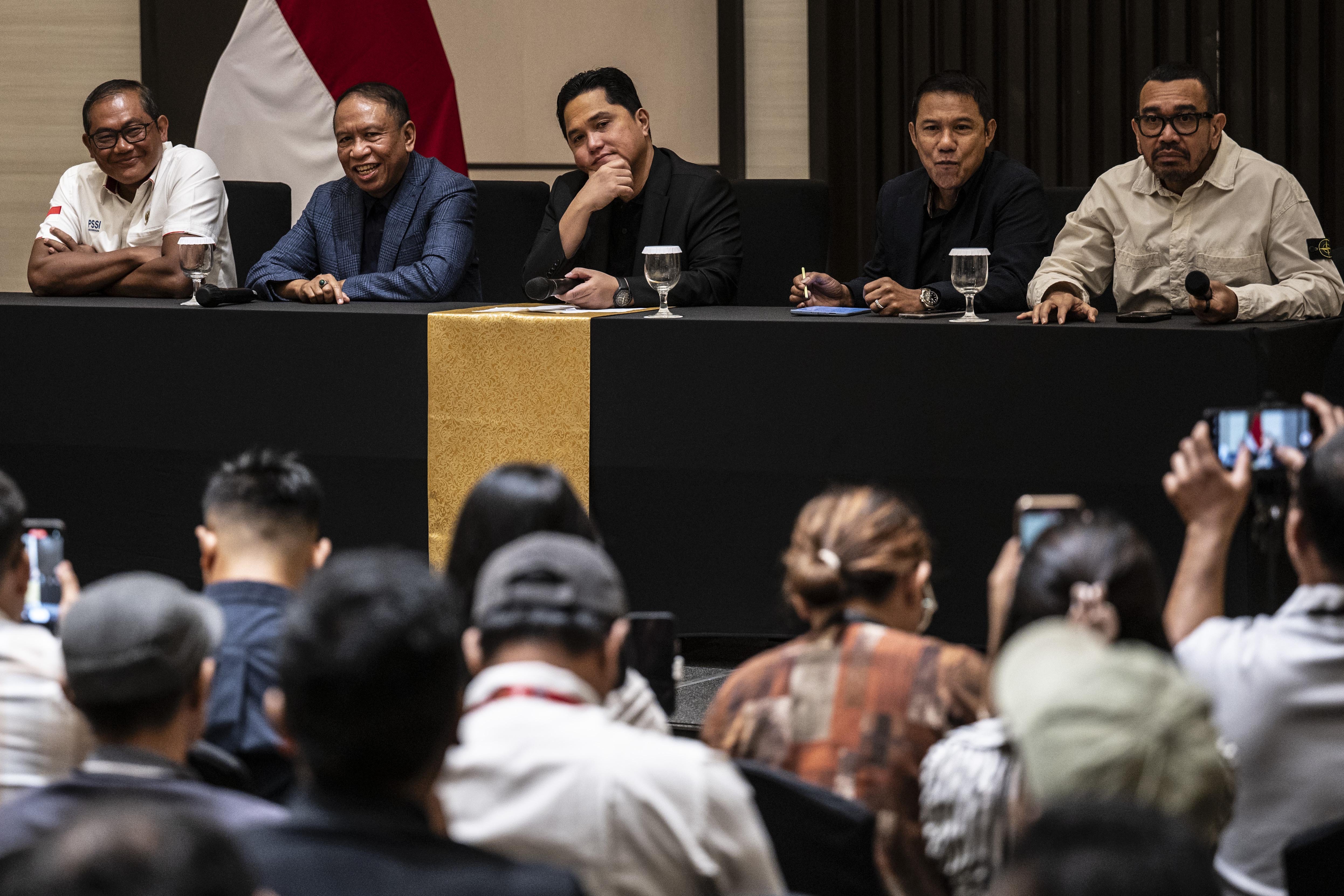 Ketua Umum PSSI Erick Thohir (tengah), Wakil Ketua Umum PSSI Zainudin Amali (kedua kiri), Sekjen PSSI Yunus Nusi (kedua kanan), Exco PSSI Arya Mahendra Sinulingga (kanan) dan Manajer Timnas Indonesia Sumardji (kiri) menyimak pertanyaan wartawan dalam konferensi pers terkait pemberhentian pelatih Shin Tae-yong (STY) di Jakarta, Senin (6/1/2024). PSSI resmi memberhentikan Shin Tae-yong dari posisinya sebagai pelatih Timnas Indonesia.