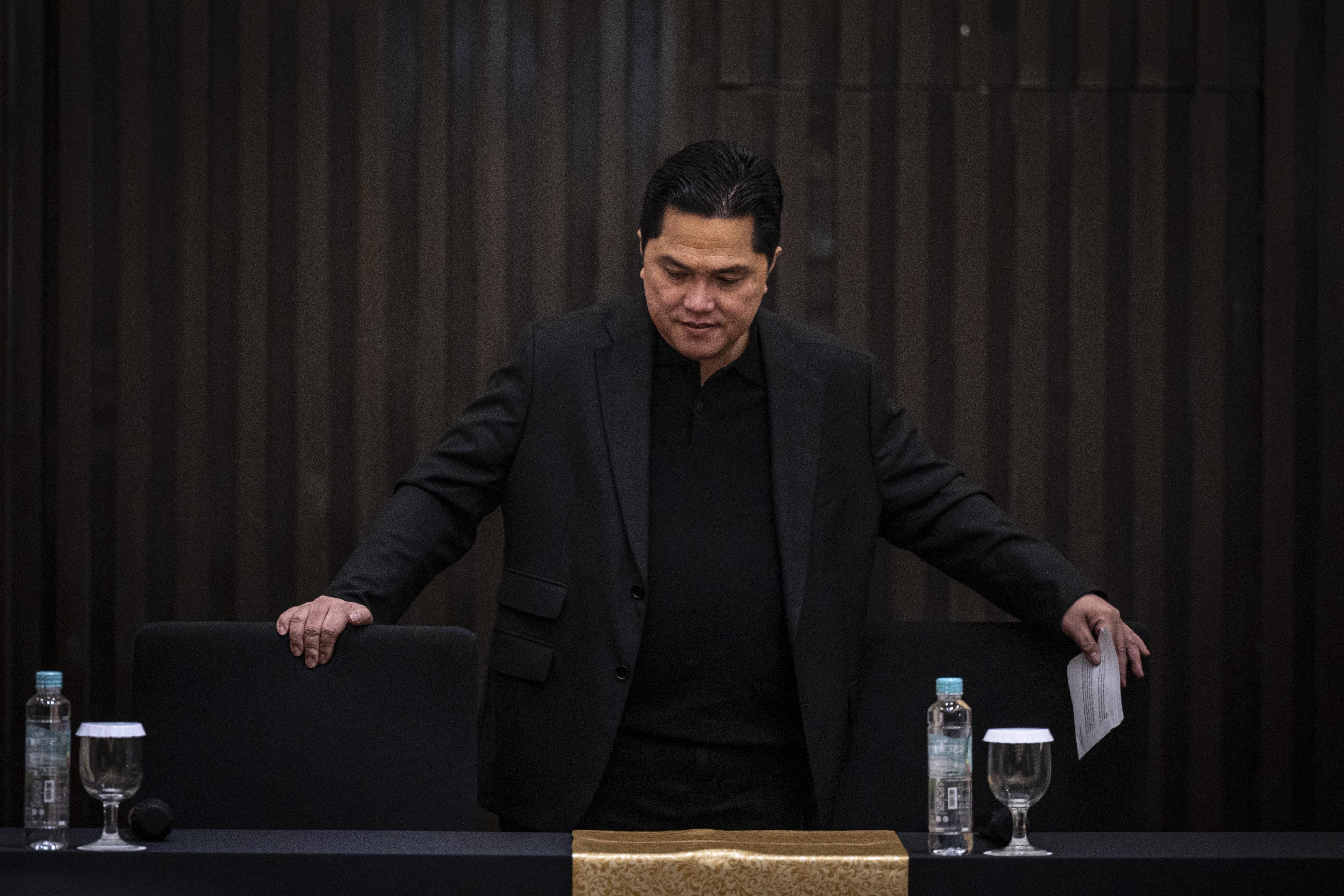 Ketua Umum PSSI Erick Thohir bersiap menyampaikan keterangan pers terkait pemberhentian pelatih Shin Tae-yong (STY) di Jakarta, Senin (6/1/2024). PSSI resmi memberhentikan Shin Tae-yong dari posisinya sebagai pelatih Timnas Indonesia. 