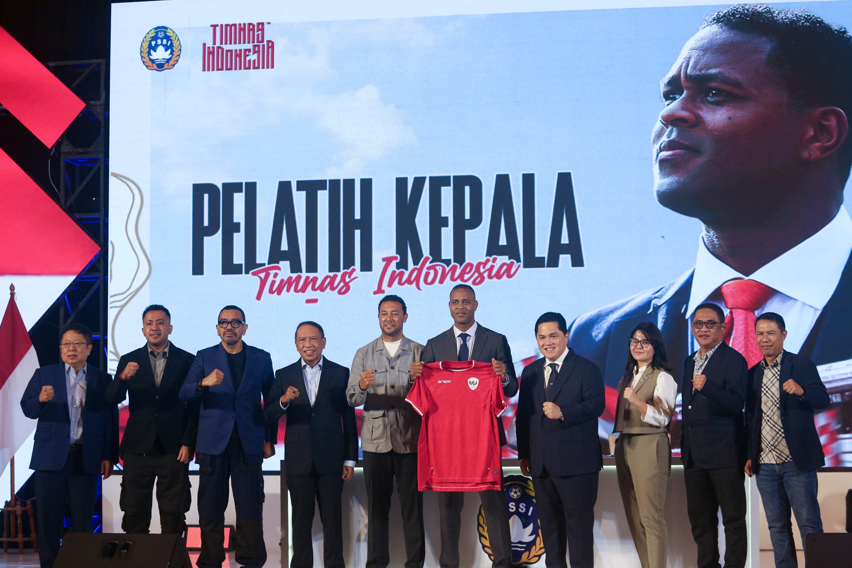 Ketua Umum PSSI Erick Thohir (keempat kanan) dan jajaran pengurus PSSI berfoto bersama Pelatih Timnas Indonesia Patrick Kluivert (kelima kanan) dan Asisten Pelatih Timnas Indonesia Denny Landzaat (kelima kiri) pada acara perkenalan pelatih baru Timnas Indonesia di Jakarta, Minggu (12/1/2025). PSSI resmi menunjuk Patrick Kluivert sebagai pelatih baru Timnas Indonesia beserta dua asisten pelatih yakni Denny Landzaat dan Alex Pastoor yang dikontrak selama dua tahun dengan opsi perpanjangan.