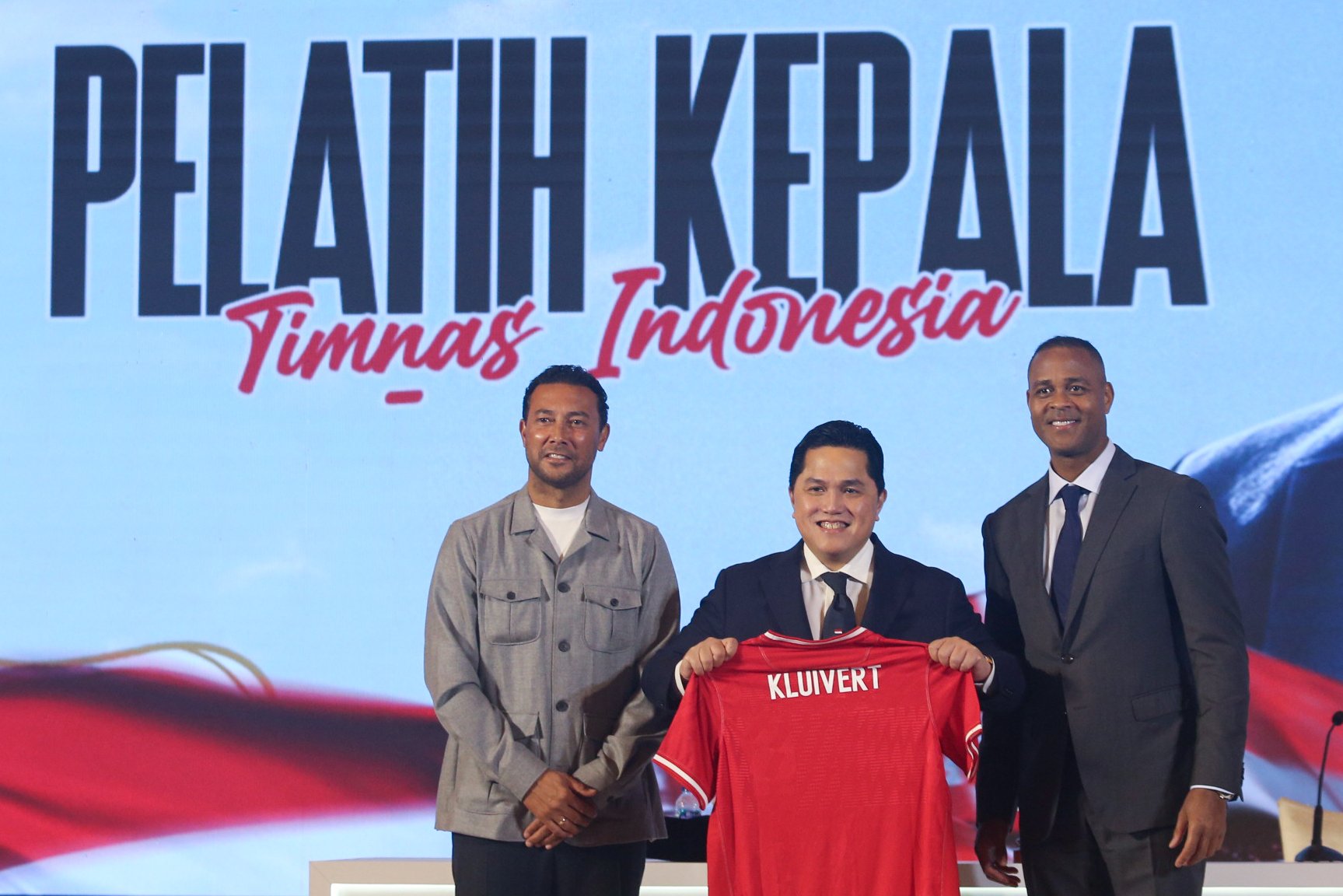 Ketua Umum PSSI Erick Thohir (tengah) berfoto bersama Pelatih Timnas Indonesia Patrick Kluivert (kanan) dan Asisten Pelatih Timnas Indonesia Denny Landzaat (kiri) pada acara perkenalan pelatih baru Timnas Indonesia di Jakarta, Minggu (12/1/2025). PSSI resmi menunjuk Patrick Kluivert sebagai pelatih baru Timnas Indonesia beserta dua asisten pelatih yakni Denny Landzaat dan Alex Pastoor yang dikontrak selama dua tahun dengan opsi perpanjangan.