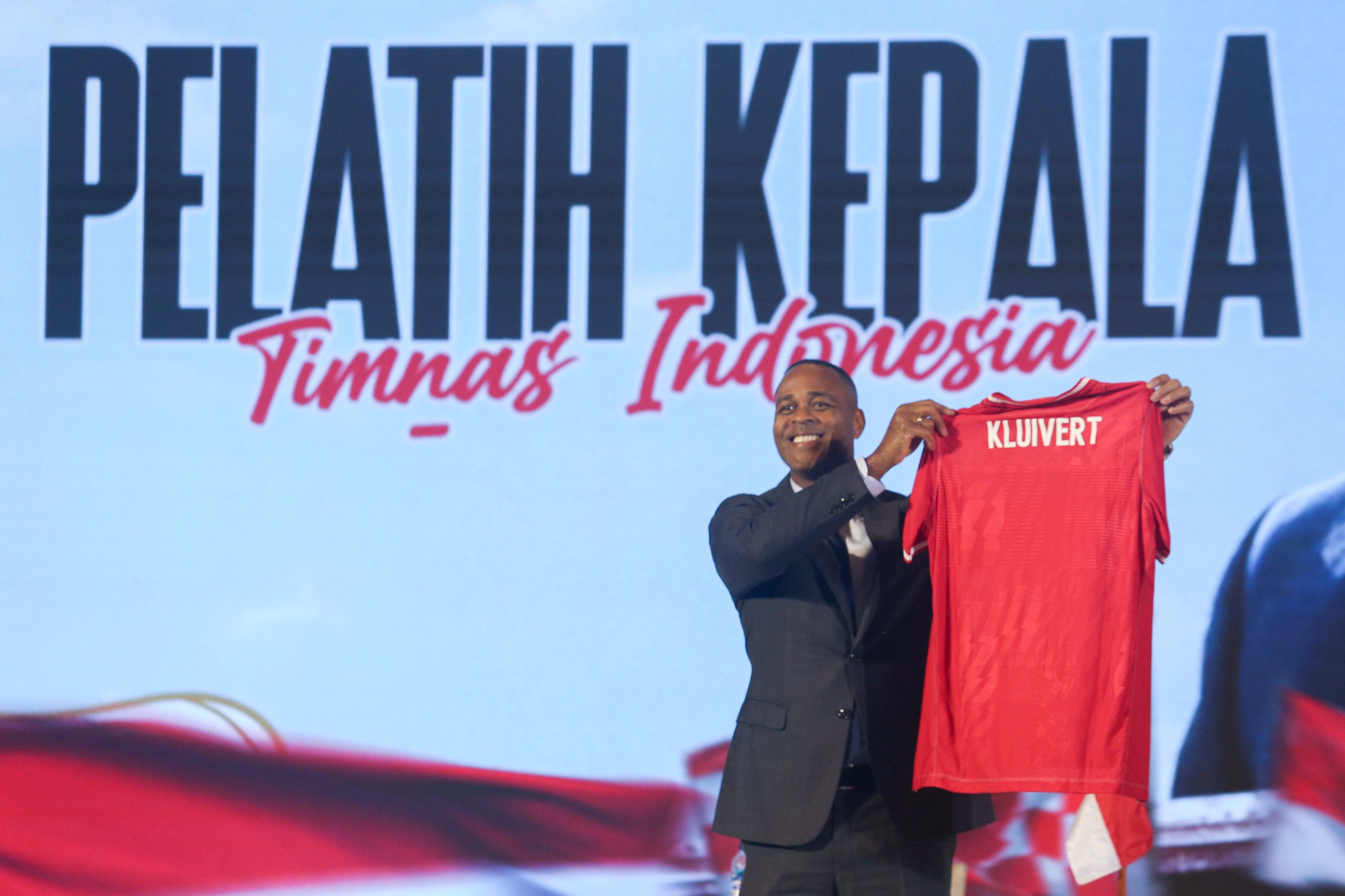 Pelatih Timnas Indonesia, Patrick Kluivert menunjukkan jersey Timnas bertuliskan namanya pada acara perkenalan pelatih baru Timnas Indonesia di Jakarta, Minggu (12/1/2025). PSSI resmi menunjuk Patrick Kluivert sebagai pelatih baru Timnas Indonesia beserta dua asisten pelatih yakni Denny Landzaat dan Alex Pastoor yang dikontrak selama dua tahun dengan opsi perpanjangan.
