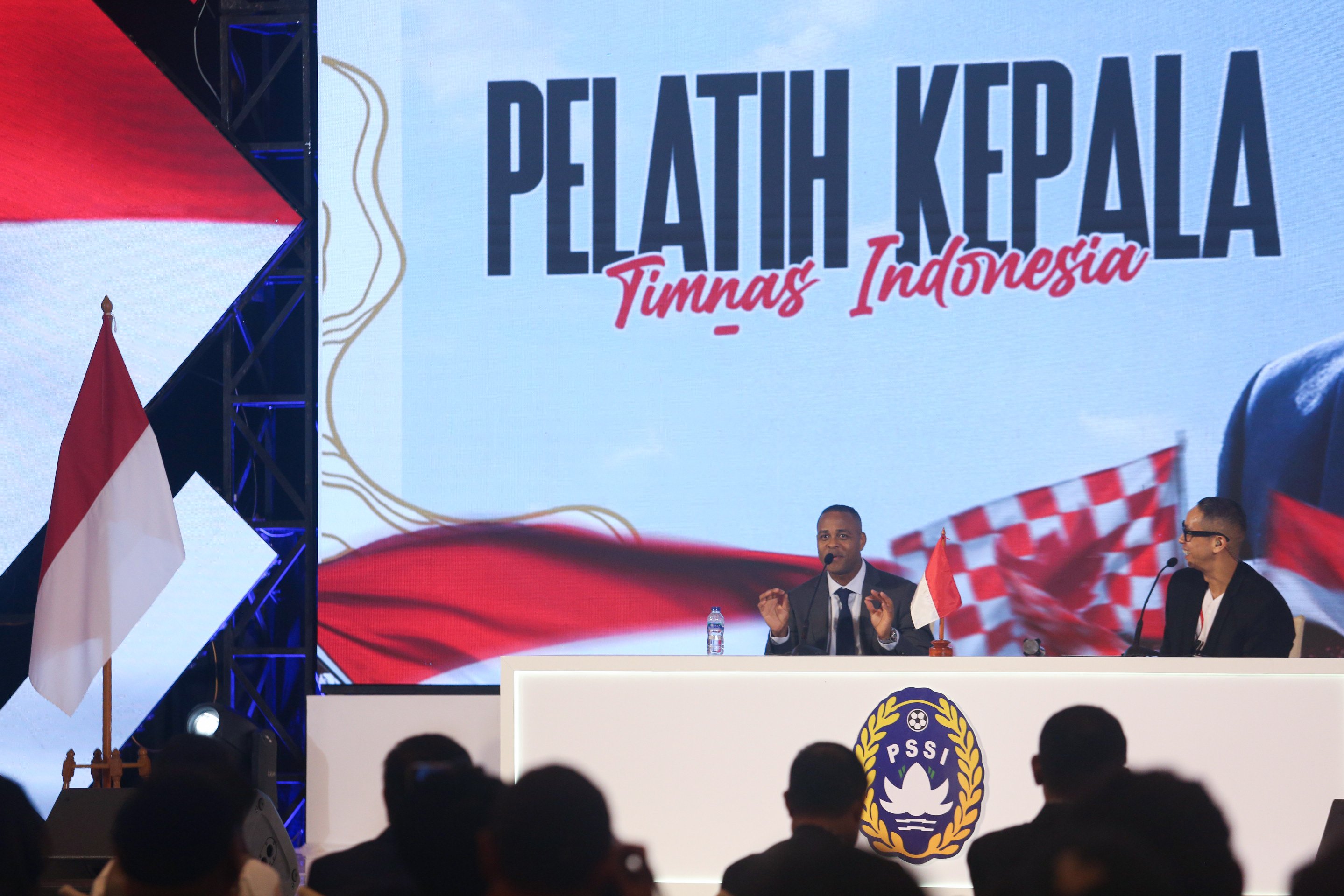 Pelatih Timnas Indonesia, Patrick Kluivert (kiri) menyampaikan keterangan pers terkait posisinya sebagai pelatih pada acara perkenalan pelatih baru Timnas Indonesia di Jakarta, Minggu (12/1/2025). PSSI resmi menunjuk Patrick Kluivert sebagai pelatih baru Timnas Indonesia beserta dua asisten pelatih yakni Denny Landzaat dan Alex Pastoor yang dikontrak selama dua tahun dengan opsi perpanjangan.