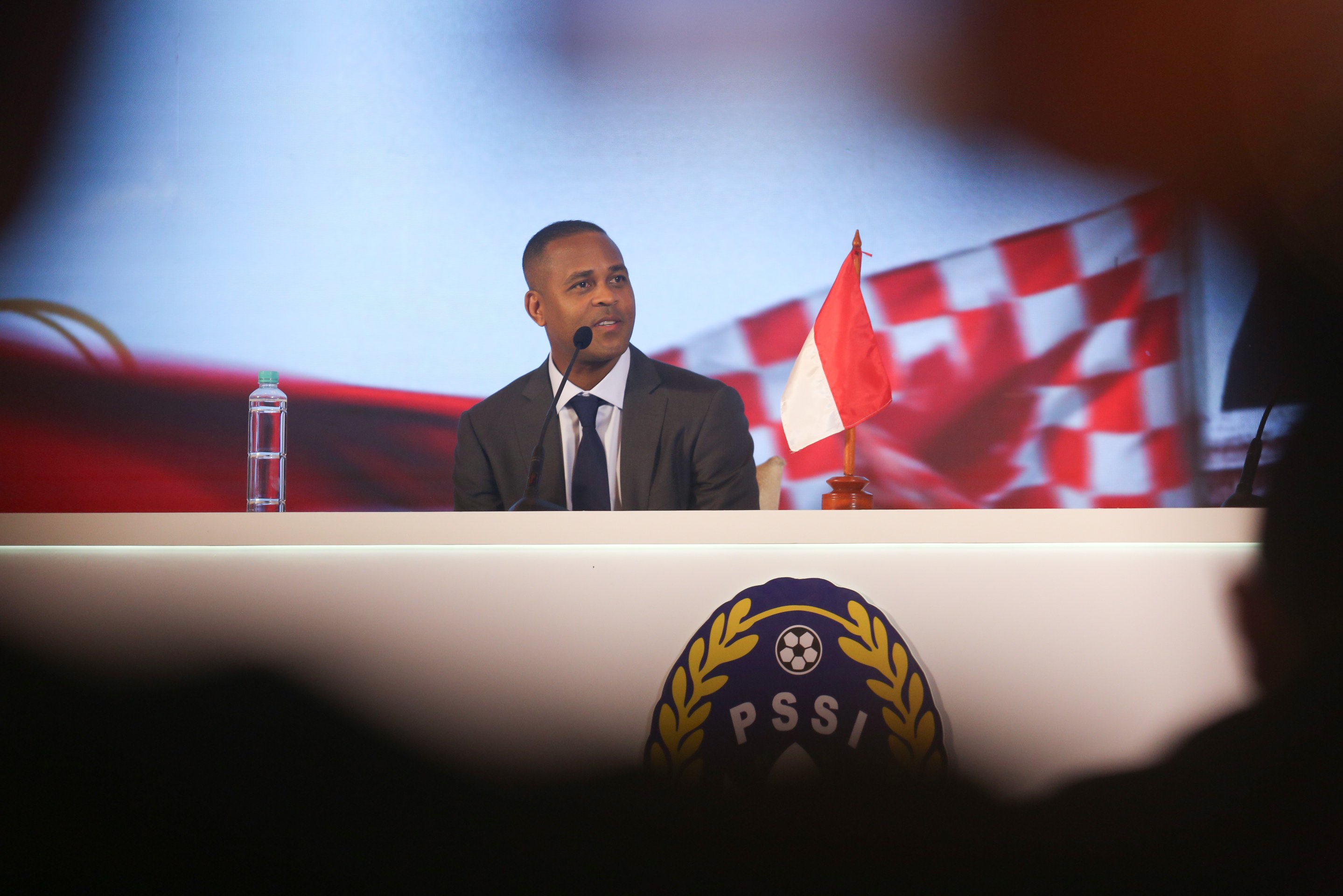 Pelatih Timnas Indonesia, Patrick Kluivert menyampaikan keterangan pers terkait posisinya sebagai pelatih pada acara perkenalan pelatih baru Timnas Indonesia di Jakarta, Minggu (12/1/2025). PSSI resmi menunjuk Patrick Kluivert sebagai pelatih baru Timnas Indonesia beserta dua asisten pelatih yakni Denny Landzaat dan Alex Pastoor yang dikontrak selama dua tahun dengan opsi perpanjangan.