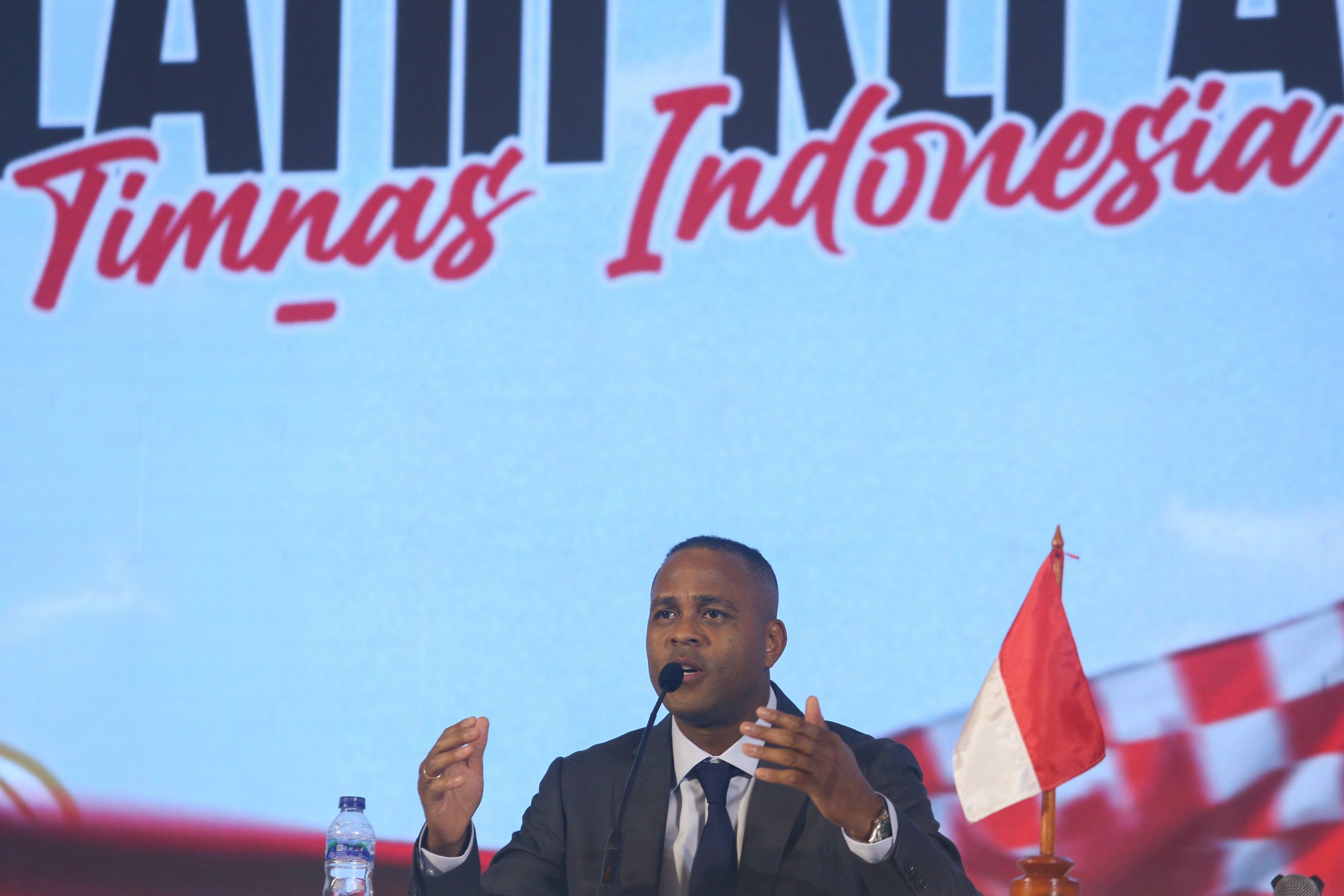 Pelatih Timnas Indonesia, Patrick Kluivert menyampaikan keterangan pers terkait posisinya sebagai pelatih pada acara perkenalan pelatih baru Timnas Indonesia di Jakarta, Minggu (12/1/2025). PSSI resmi menunjuk Patrick Kluivert sebagai pelatih baru Timnas Indonesia beserta dua asisten pelatih yakni Denny Landzaat dan Alex Pastoor yang dikontrak selama dua tahun dengan opsi perpanjangan.