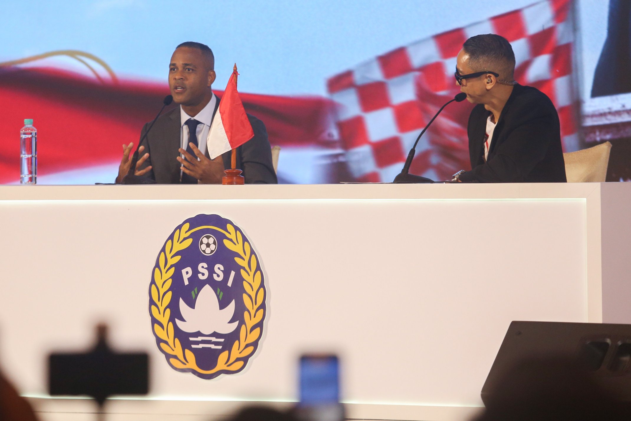 Pelatih Timnas Indonesia, Patrick Kluivert (kiri) menyampaikan keterangan pers terkait posisinya sebagai pelatih pada acara perkenalan pelatih baru Timnas Indonesia di Jakarta, Minggu (12/1/2025). PSSI resmi menunjuk Patrick Kluivert sebagai pelatih baru Timnas Indonesia beserta dua asisten pelatih yakni Denny Landzaat dan Alex Pastoor yang dikontrak selama dua tahun dengan opsi perpanjangan.