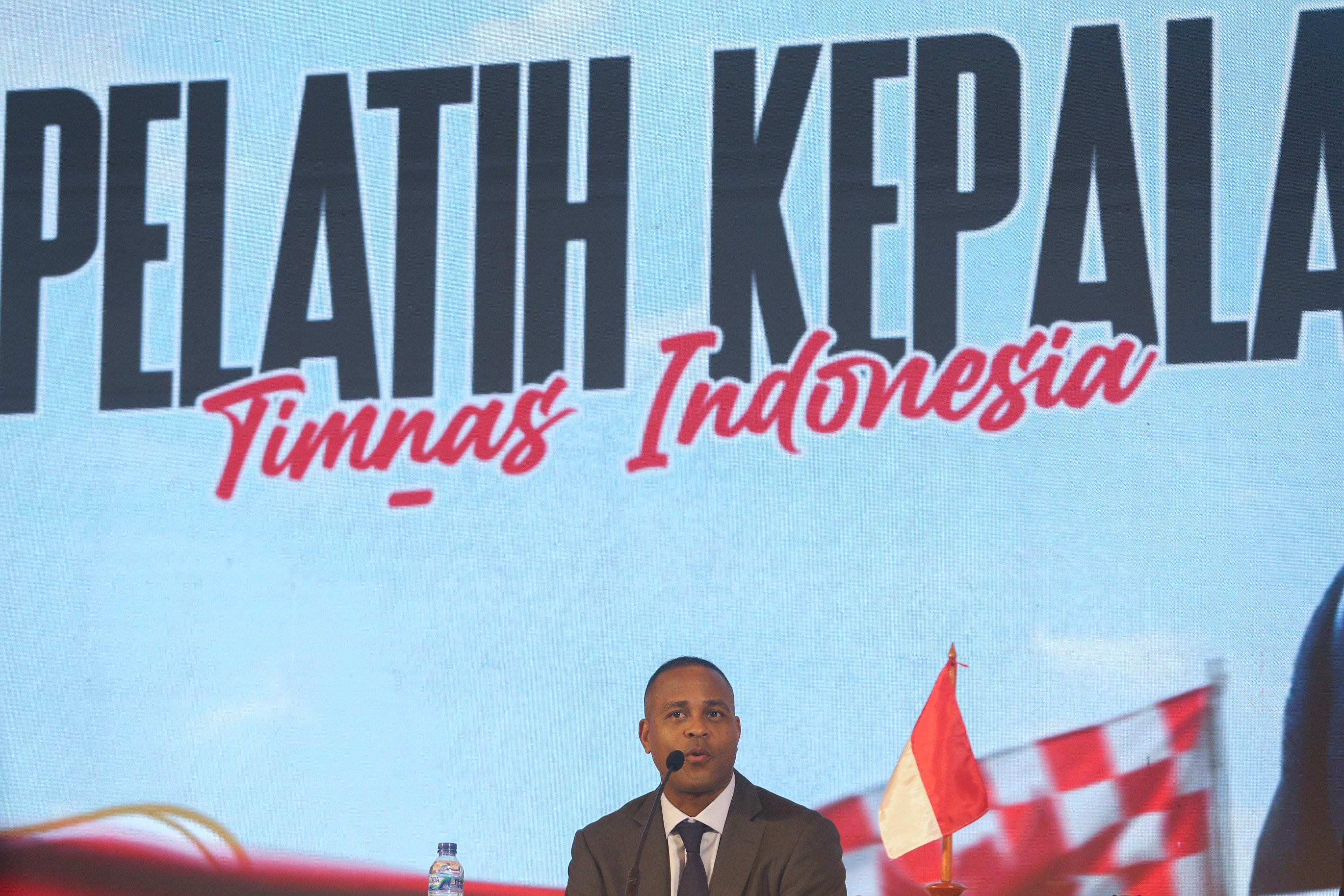 Pelatih Timnas Indonesia, Patrick Kluivert menyampaikan keterangan pers terkait posisinya sebagai pelatih pada acara perkenalan pelatih baru Timnas Indonesia di Jakarta, Minggu (12/1/2025). PSSI resmi menunjuk Patrick Kluivert sebagai pelatih baru Timnas Indonesia beserta dua asisten pelatih yakni Denny Landzaat dan Alex Pastoor yang dikontrak selama dua tahun dengan opsi perpanjangan.