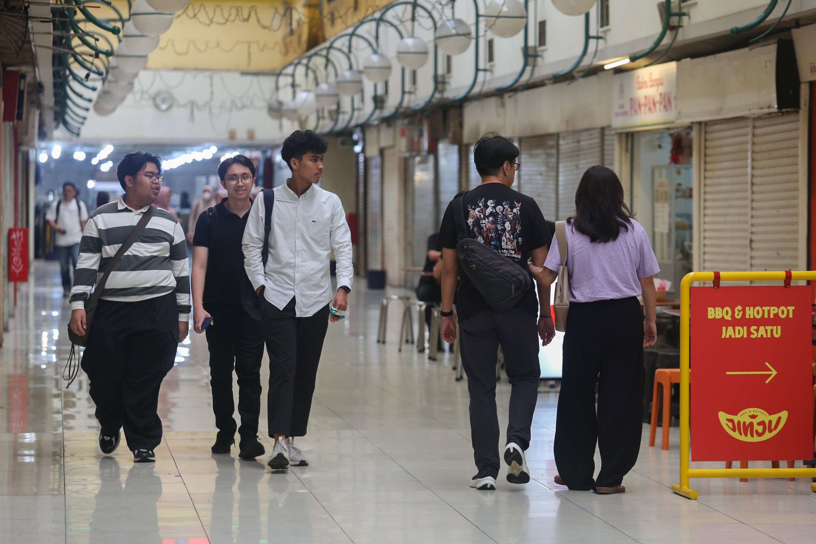 Pengunjung melihat kios makanan di lorong bawah tanah Mal Blok M, Jakarta, Selasa (14/1/2025). Kawasan perdagangan yang sempat mati suri tersebut kini mulai kembali hidup dengan dikunjungi oleh pengunjung yang didalamnya terdapat empat kios warung makan.