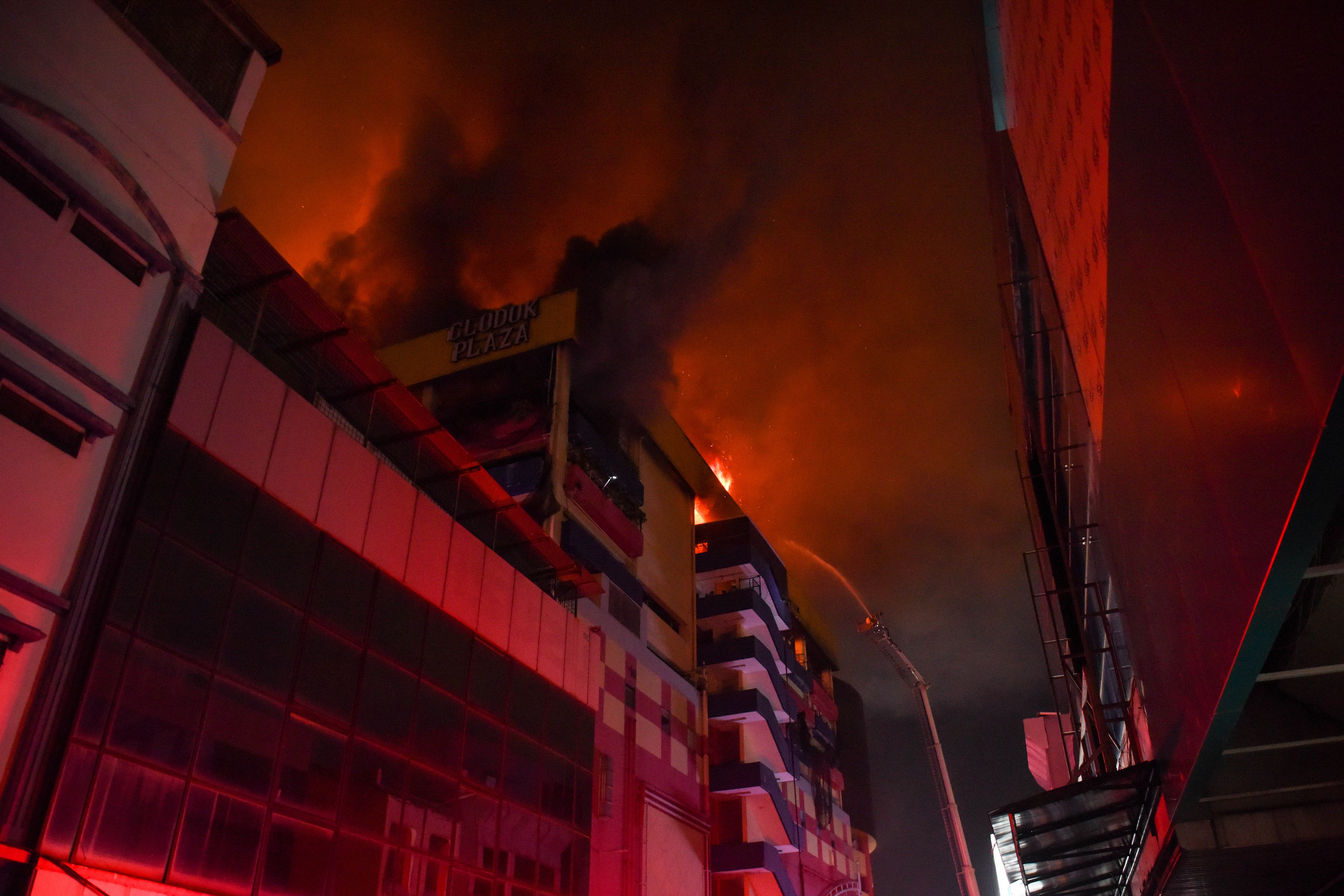 Petugas pemadam kebakaran berusaha menjinakkan api saat kebakaran di Glodok Plaza, Taman Sari, Jakarta, Rabu (15/1/2025). Sebanyak 21 unit mobil pemadam kebakaran diterjunkan untuk memadamkan api yang masih menyala hingga Kamis (16/1) dini hari, sementara penyebab kebakaran belum diketahui. 