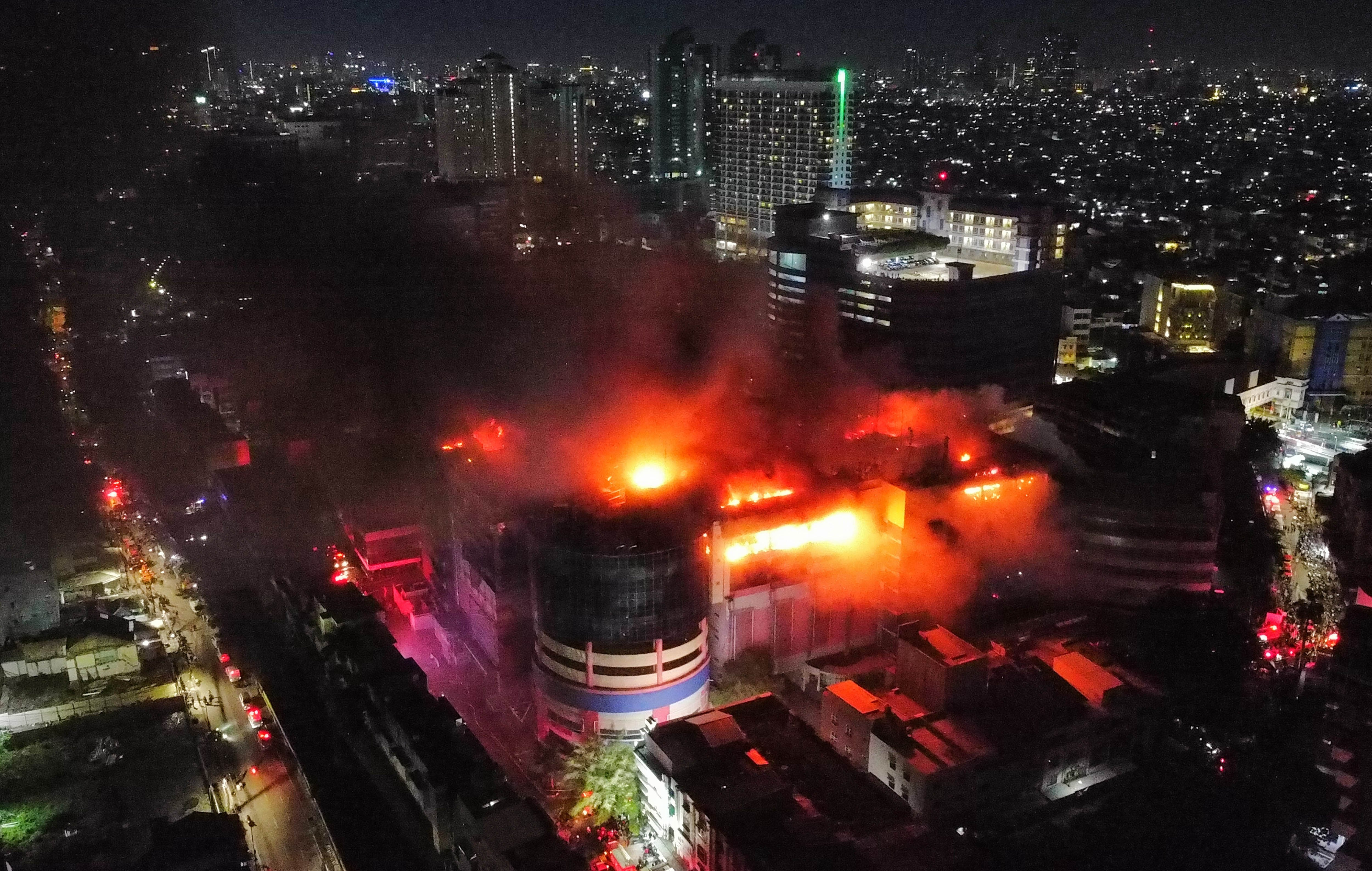 Foto udara kebakaran di Glodok Plaza, Taman Sari, Jakarta, Rabu (15/1/2025). Sebanyak 21 unit mobil pemadam kebakaran diterjunkan untuk memadamkan api yang masih menyala hingga Kamis (16/1) dini hari, sementara penyebab kebakaran belum diketahui. 