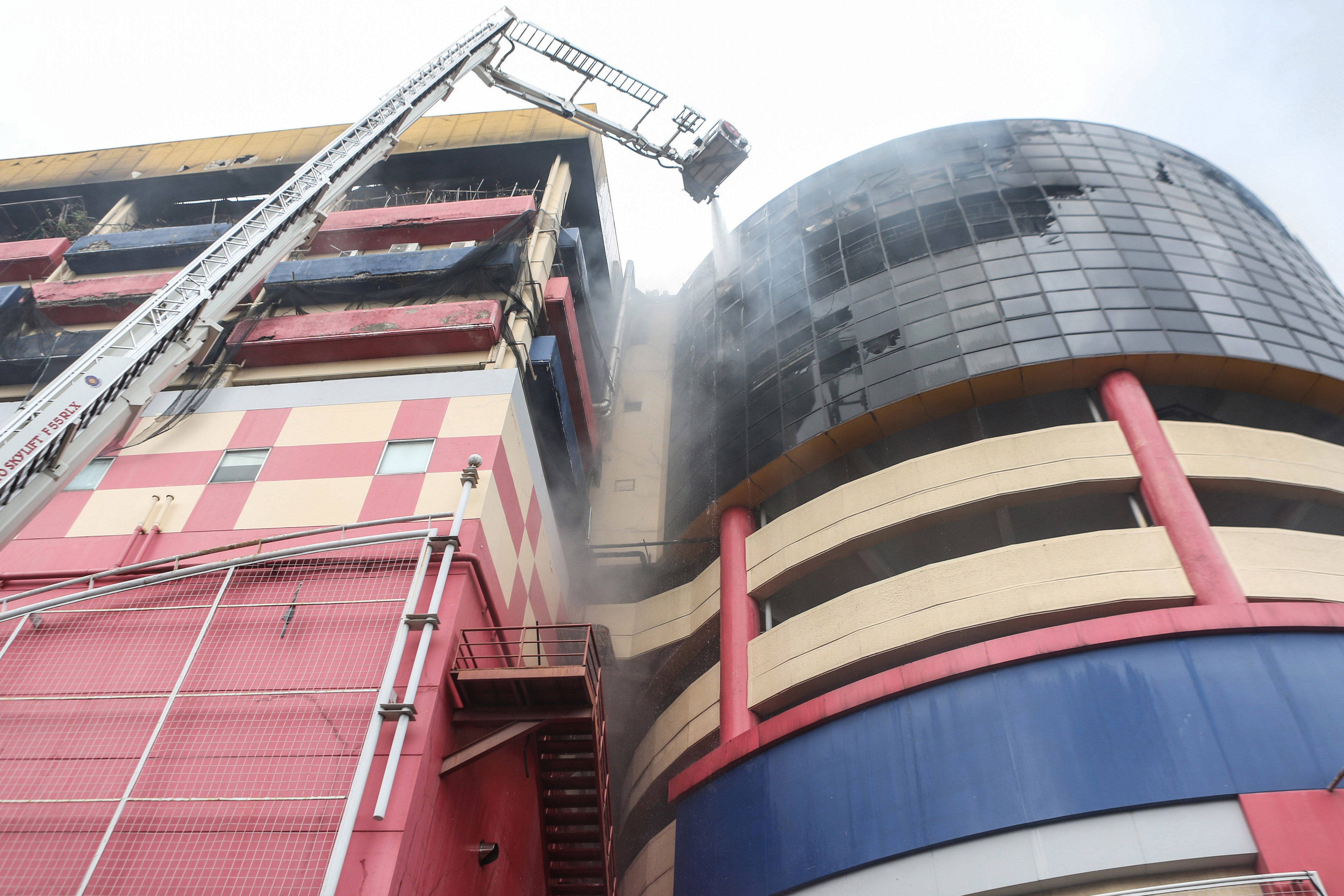 Petugas pemadam kebakaran terus melakukan penyemprotan untuk pendinginan setelah terjadi kebakaran di Glodok Plaza, Jakarta, Kamis (16/1/2025). Sebanyak 45 unit mobil Dinas Penanggulangan Kebakaran dan Penyelamatan (Gulkarmat) Jakarta dikerahkan guna mencegah munculnya api baru di sisa kebakaran Glodok Plaza yang terjadi pada Rabu (15/1) malam.