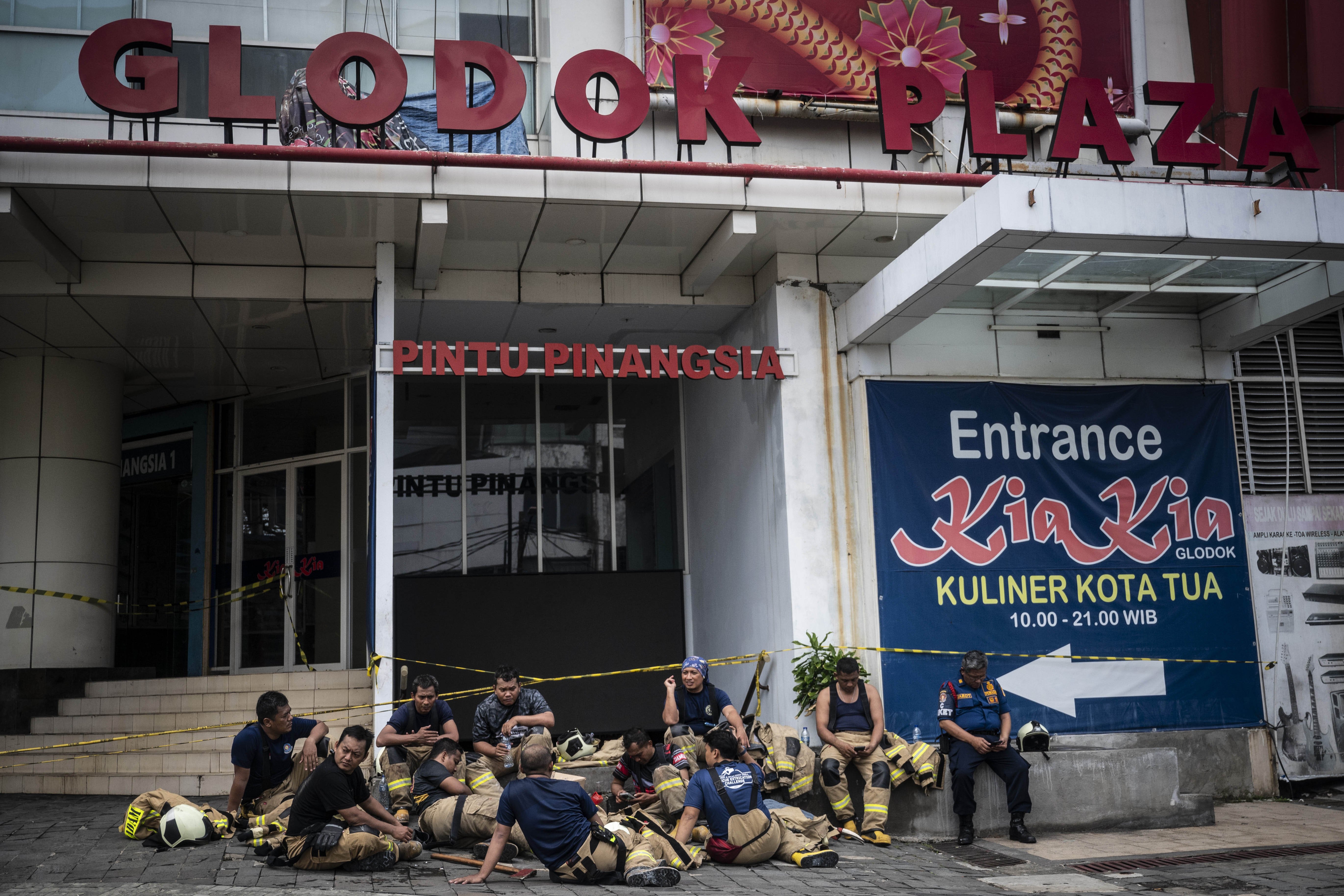 Sejumlah petugas Damkar beristirahat di halaman Gedung Glodok Plaza, Tamansari, Jakarta, Jumat (17/1/2025). Berdasarkan data dari Dinas Penanggulangan Kebakaran dan Penyelamatan (Gulkarmat) Jakarta Barat hingga Jumat (17/1), enam korban tewas telah dievakuasi dari kebakaran di Gedung Glodok Plaza tersebut dan total orang yang dilaporkan hilang akibat insiden itu mencapai 14 orang. 