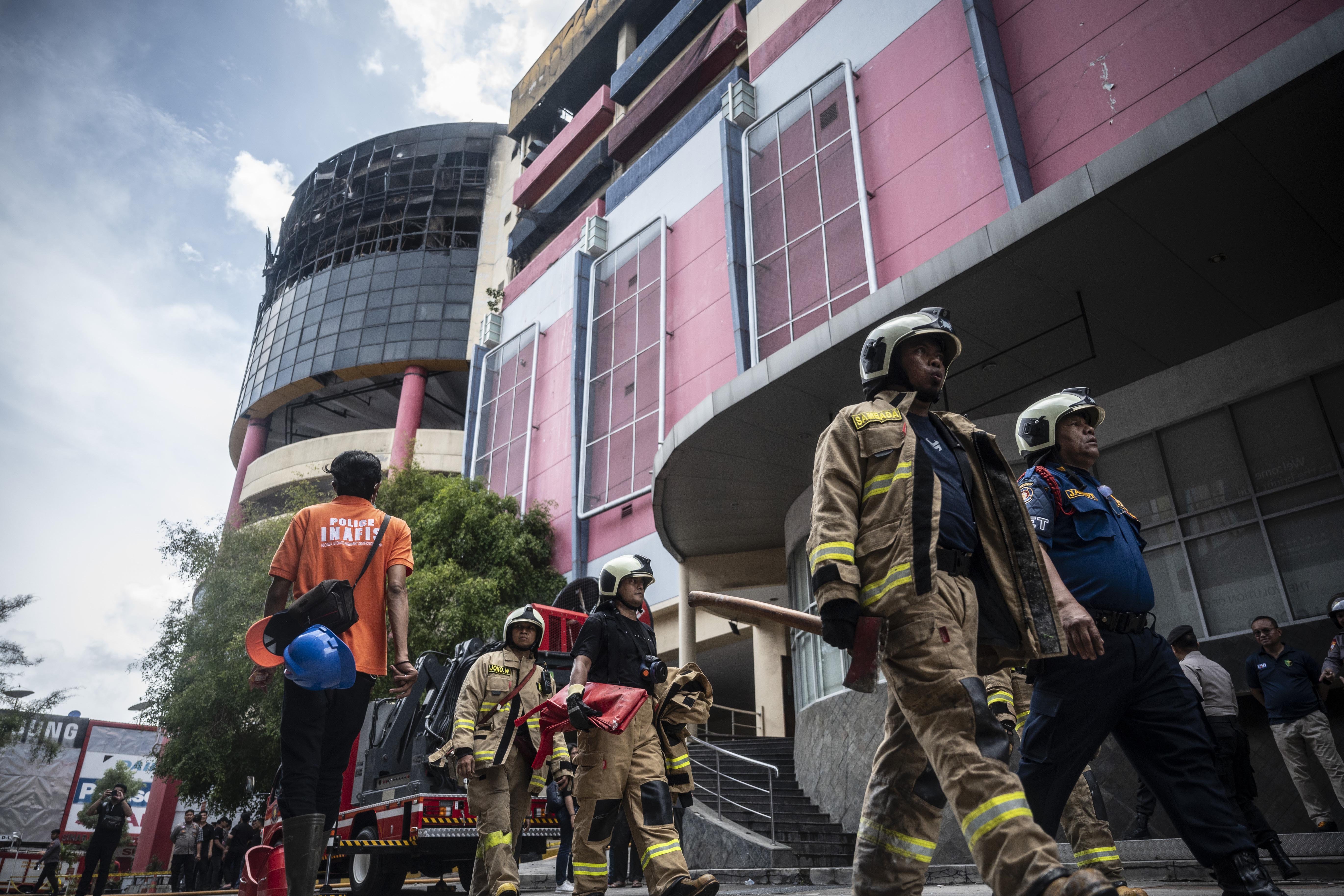 Sejumlah petugas Damkar berjalan di halaman Gedung Glodok Plaza, Tamansari, Jakarta, Jumat (17/1/2025). Berdasarkan data dari Dinas Penanggulangan Kebakaran dan Penyelamatan (Gulkarmat) Jakarta Barat hingga Jumat (17/1), enam korban tewas telah dievakuasi dari kebakaran di Gedung Glodok Plaza tersebut dan total orang yang dilaporkan hilang akibat insiden itu mencapai 14 orang. 