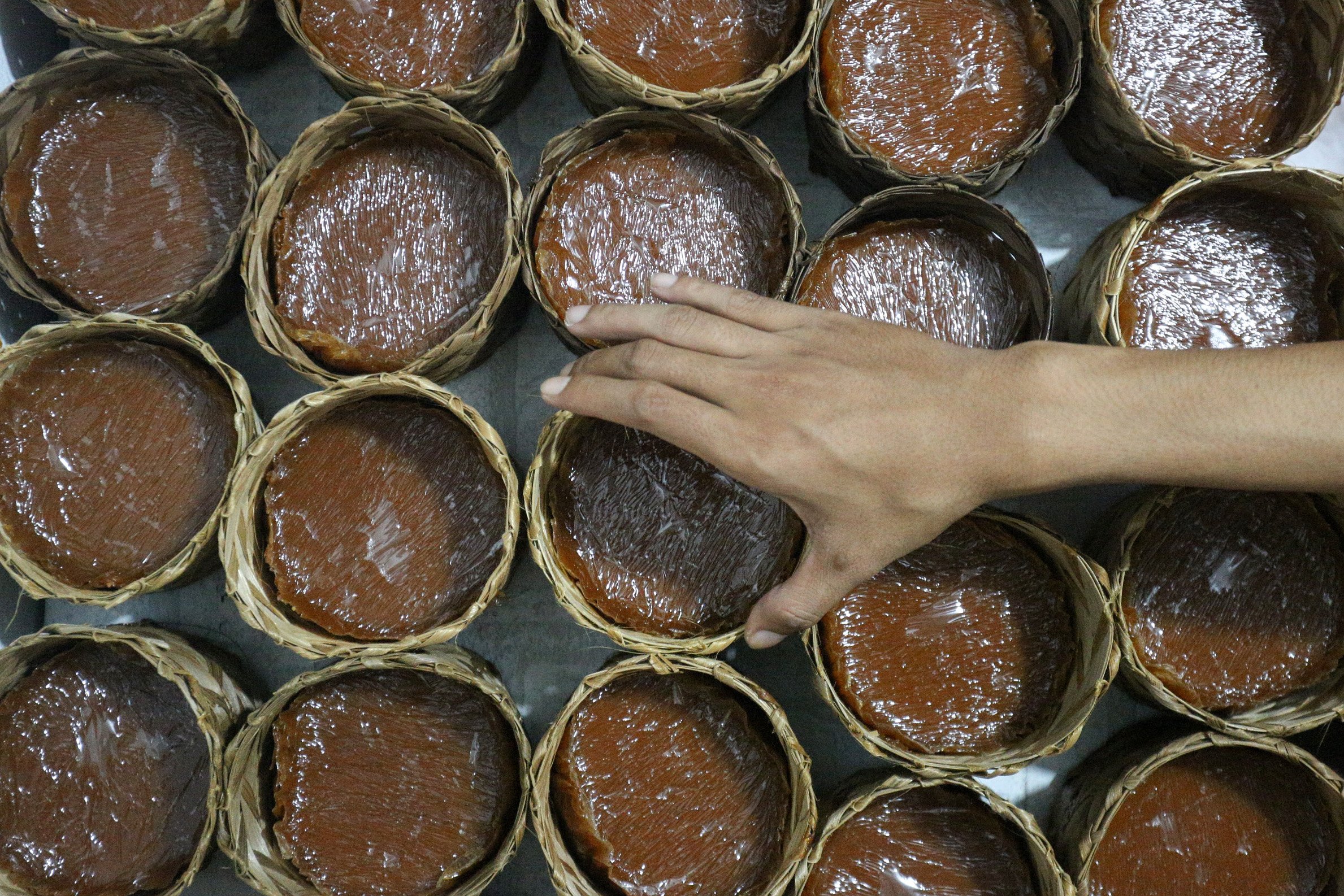 Pekerja menata kue keranjang yang telah matang di rumah produksi Kue Keranjang Mama Ok Nyoh, Ciater, Kota Tangerang Selatan, Banten, Senin (20/1/2025). Menjelang Tahun Baru Imlek 2576 yang jauh pada 29 Januari 2025, produksi kue keranjang di tempat ini meningkat hingga dua kali lipat dengan total pesanan mencapai 500 kemasan per hari.