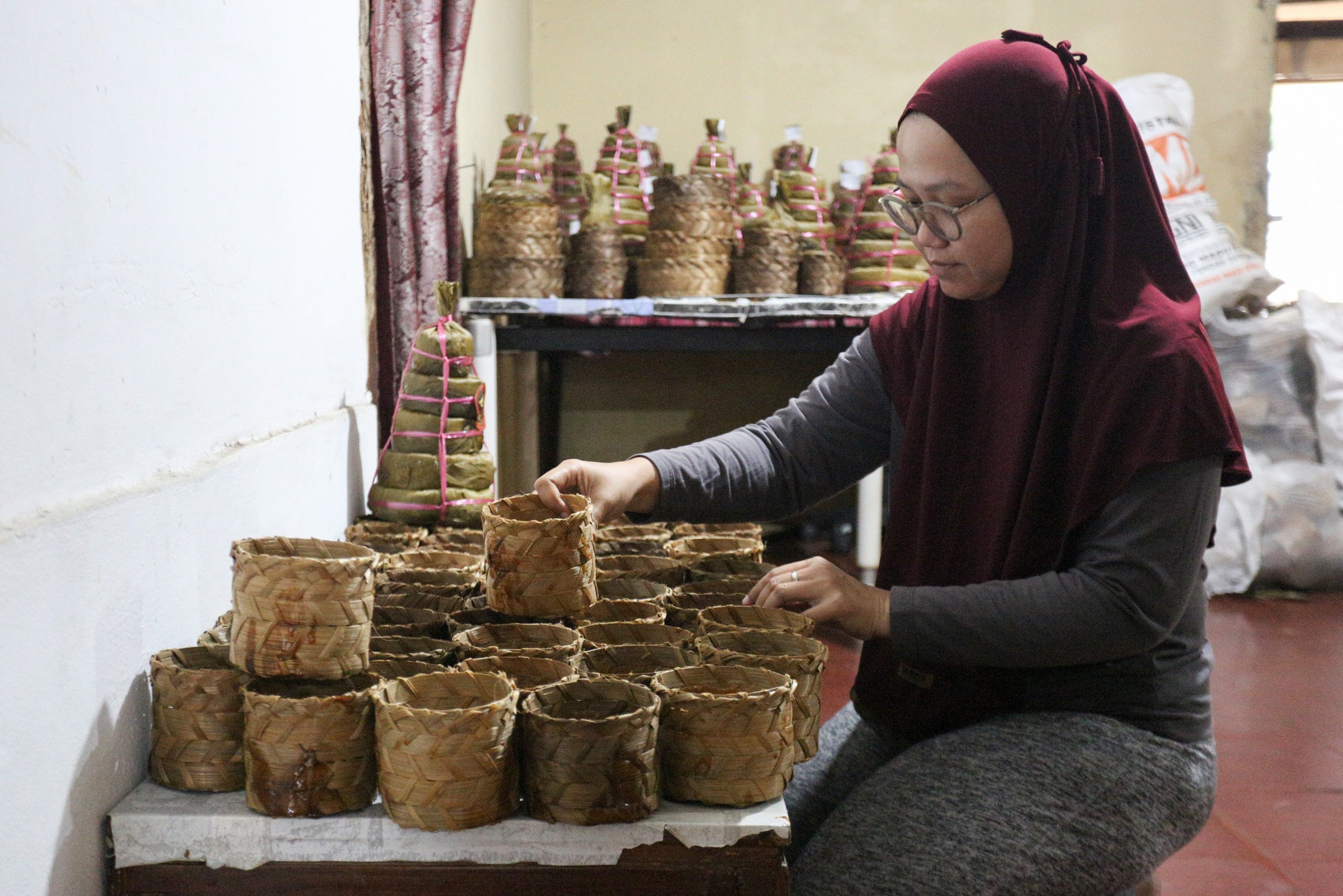 Pekerja menata kue keranjang yang telah matang di rumah produksi Kue Keranjang Mama Ok Nyoh, Ciater, Kota Tangerang Selatan, Banten, Senin (20/1/2025). Menjelang Tahun Baru Imlek 2576 yang jauh pada 29 Januari 2025, produksi kue keranjang di tempat ini meningkat hingga dua kali lipat dengan total pesanan mencapai 500 kemasan per hari.