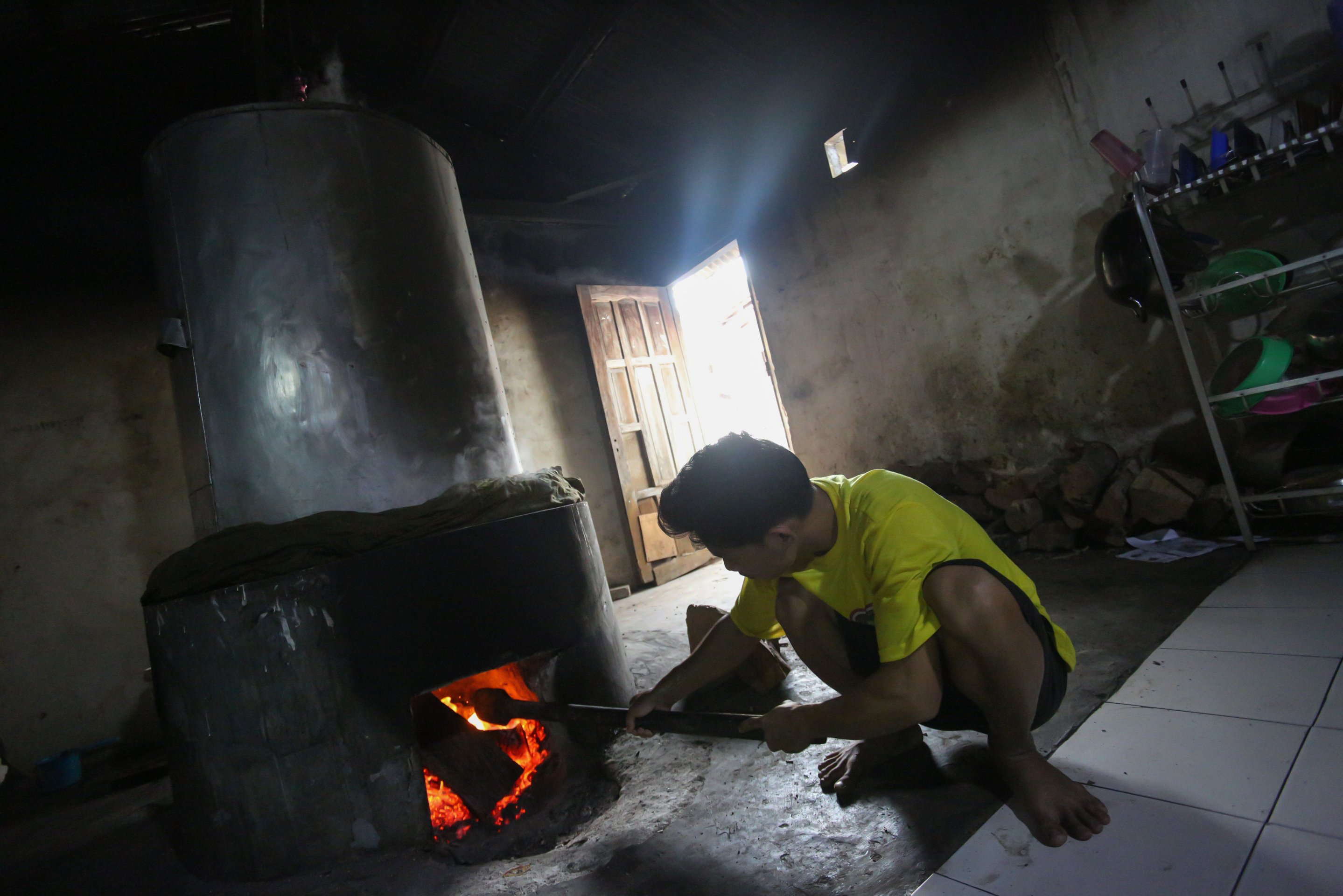 Pekerja mengecek bara api yang digunakan untuk memasak kue keranjang di rumah produksi Kue Keranjang Mama Ok Nyoh, Ciater, Kota Tangerang Selatan, Banten, Senin (20/1/2025). Menjelang Tahun Baru Imlek 2576 yang jauh pada 29 Januari 2025, produksi kue keranjang di tempat ini meningkat hingga dua kali lipat dengan total pesanan mencapai 500 kemasan per hari.