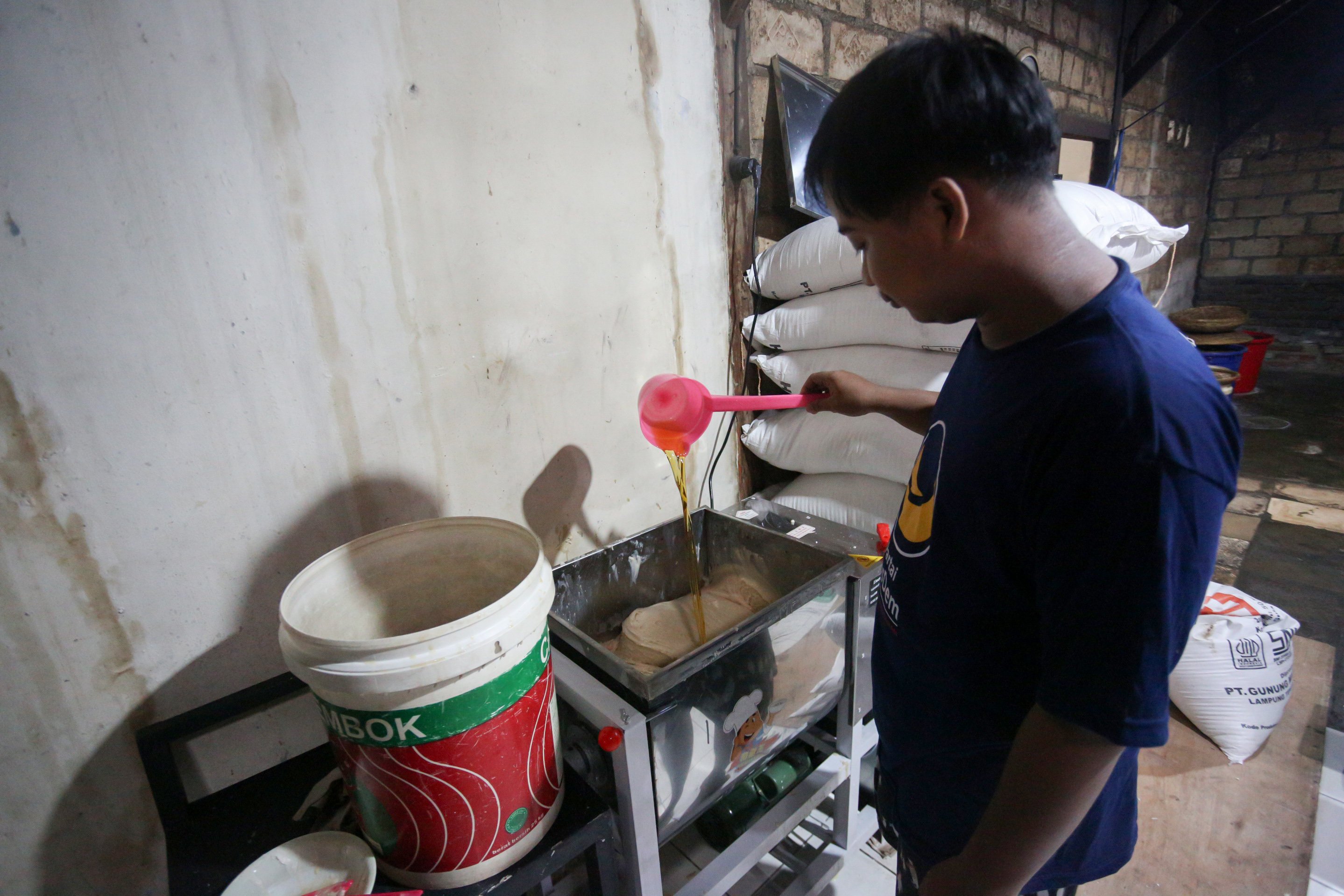 Pekerja menuangkan gula pada adonan kue keranjang di rumah produksi Kue Keranjang Mama Ok Nyoh, Ciater, Kota Tangerang Selatan, Banten, Senin (20/1/2025). Menjelang Tahun Baru Imlek 2576 yang jauh pada 29 Januari 2025, produksi kue keranjang di tempat ini meningkat hingga dua kali lipat dengan total pesanan mencapai 500 kemasan per hari.