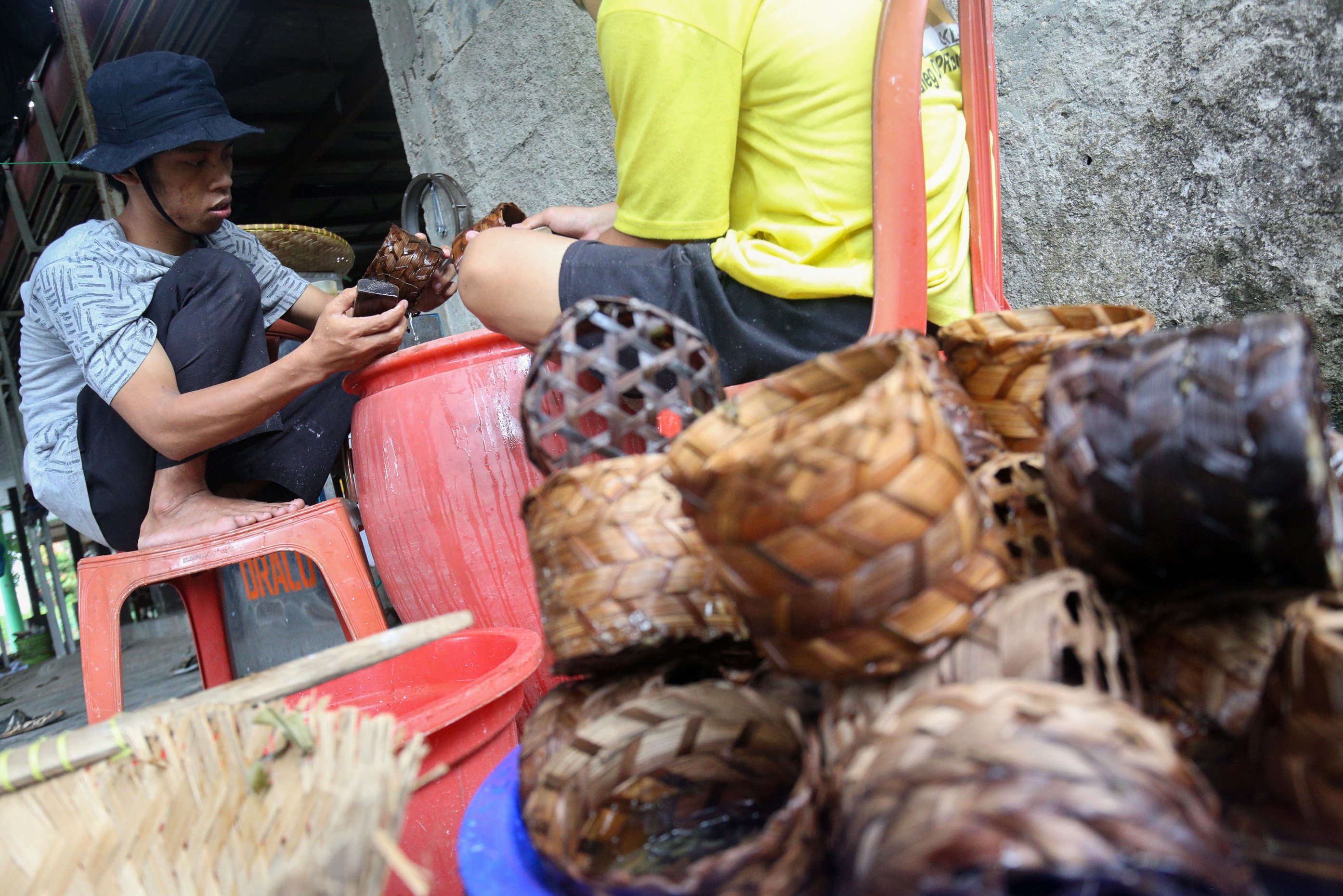 Pekerja mencuci wadah bambu yang akan digunakan untuk tempat kue keranjang di rumah produksi Kue Keranjang Mama Ok Nyoh, Ciater, Kota Tangerang Selatan, Banten, Senin (20/1/2025). Menjelang Tahun Baru Imlek 2576 yang jauh pada 29 Januari 2025, produksi kue keranjang di tempat usaha ini meningkat hingga dua kali lipat dengan total pesanan mencapai 500 kemasan per hari.