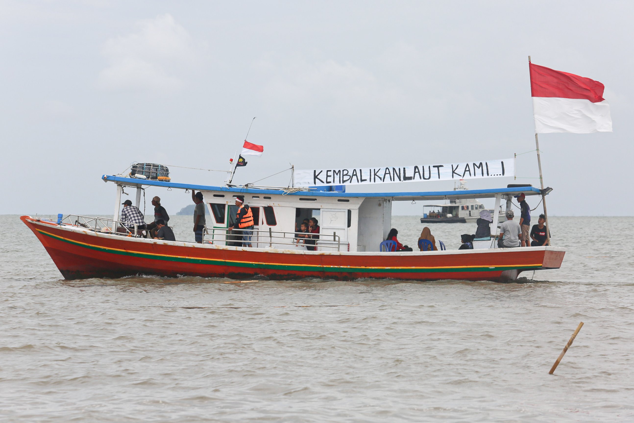 Kapal nelayan melintas saat pembongkaran pagar laut di kawasan Pantai Tanjung Pasir, Kabupaten Tangerang, Banten, Rabu (22/1/2025). Personel gabungan yang terdiri dari TNI AL, Kementerian Kelautan dan Perikanan (KKP) serta nelayan kembali membongkar pagar laut yang membentang sepanjang 30,16 kilometer di wilayah perairan tersebut dan ditargetkan akan selesai dalam 10 hari kedepan.