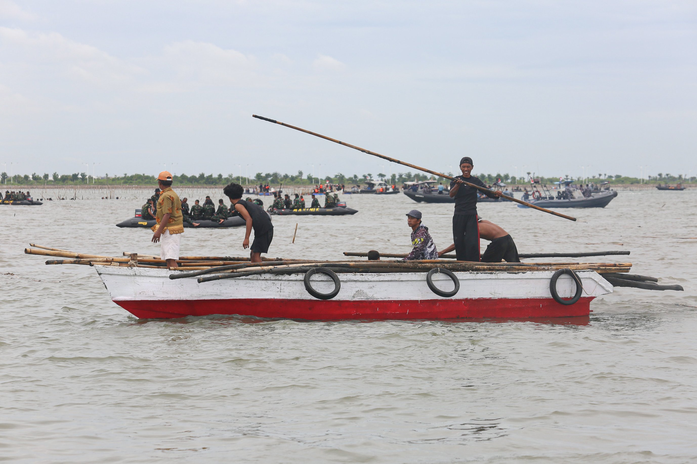 Nelayan membawa bambu dari pagar laut yang telah tercabut di kawasan Pantai Tanjung Pasir, Kabupaten Tangerang, Banten, Rabu (22/1/2025). Personel gabungan yang terdiri dari TNI AL, Kementerian Kelautan dan Perikanan (KKP) serta nelayan kembali membongkar pagar laut yang membentang sepanjang 30,16 kilometer di wilayah perairan tersebut dan ditargetkan akan selesai dalam 10 hari kedepan.