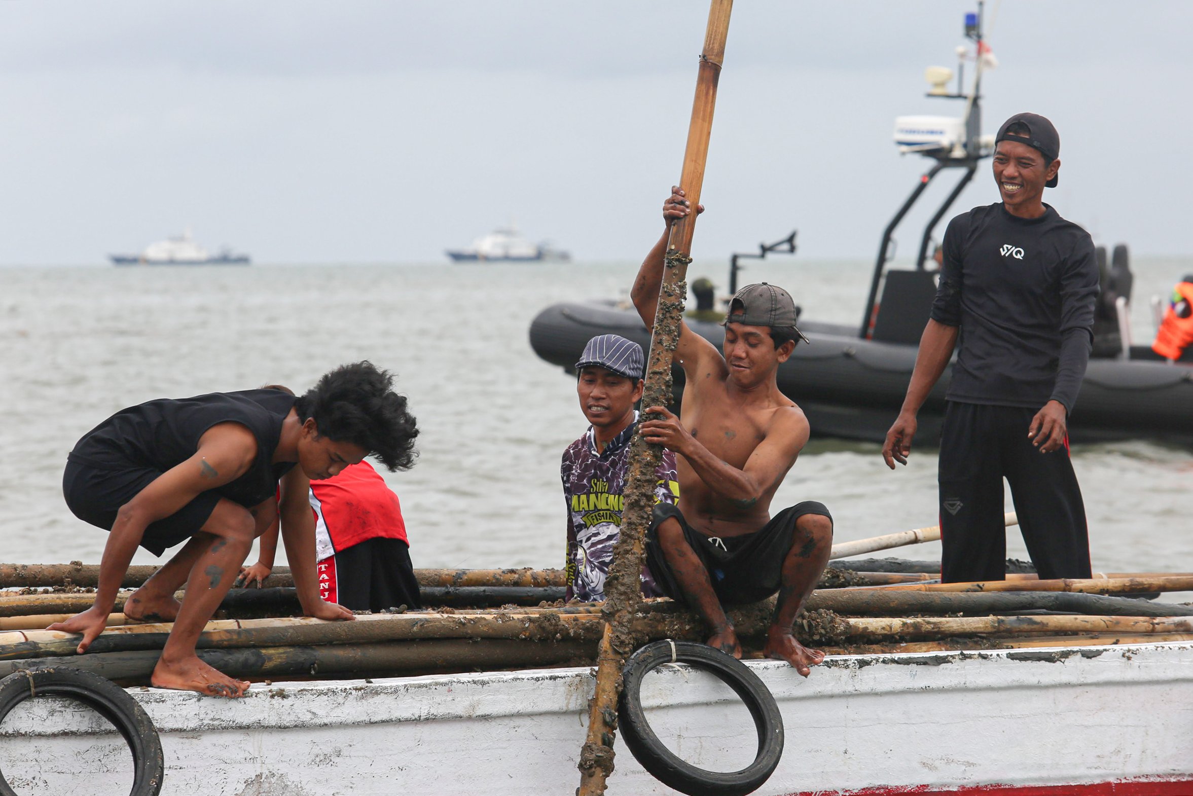 Sejumlah nelayan berusaha membongkar pagar laut yang terdapat di kawasan Pantai Tanjung Pasir, Kabupaten Tangerang, Banten, Rabu (22/1/2025). Personel gabungan yang terdiri dari TNI AL, Kementerian Kelautan dan Perikanan (KKP) serta nelayan kembali membongkar pagar laut yang membentang sepanjang 30,16 kilometer di wilayah perairan tersebut dan ditargetkan akan selesai dalam 10 hari kedepan.