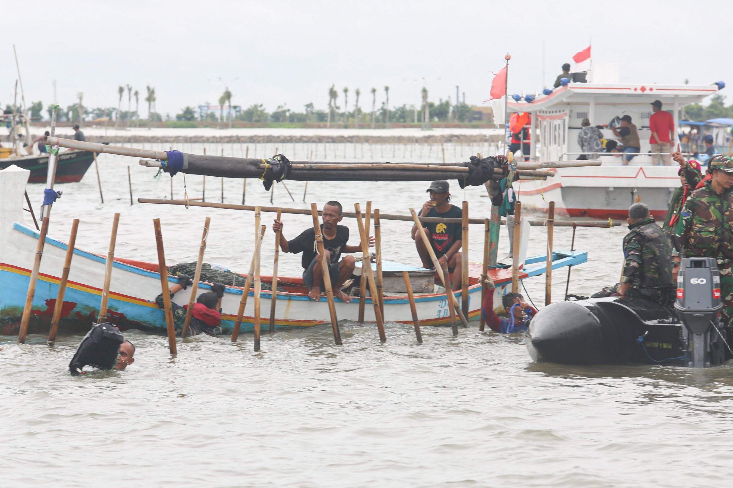 Sejumlah TNI Angkatan Laut (AL) bersama nelayan membongkar pagar laut di kawasan Pantai Tanjung Pasir, Kabupaten Tangerang, Banten, Rabu (22/1/2025). Personel gabungan yang terdiri dari TNI AL, Kementerian Kelautan dan Perikanan (KKP) serta nelayan kembali membongkar pagar laut yang membentang sepanjang 30,16 kilometer di wilayah perairan tersebut dan ditargetkan akan selesai dalam 10 hari kedepan.