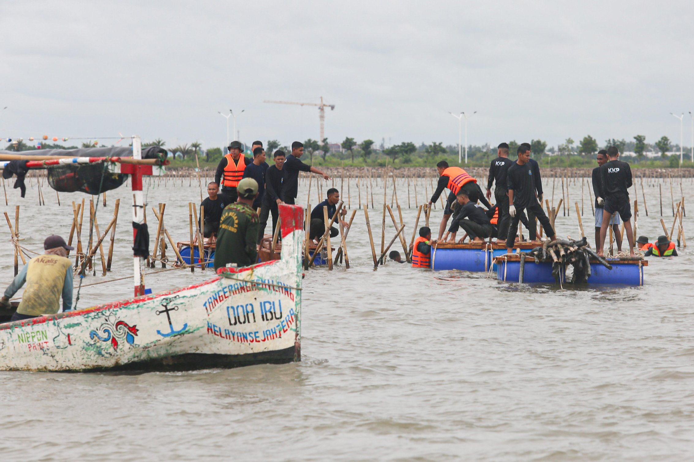 Sejumlah personel Kementerian Kelautan dan Perikanan (KKP) membongkar pagar laut di kawasan Pantai Tanjung Pasir, Kabupaten Tangerang, Banten, Rabu (22/1/2025). Personel gabungan yang terdiri dari TNI AL, Kementerian Kelautan dan Perikanan (KKP) serta nelayan kembali membongkar pagar laut yang membentang sepanjang 30,16 kilometer di wilayah perairan tersebut dan ditargetkan akan selesai dalam 10 hari kedepan.