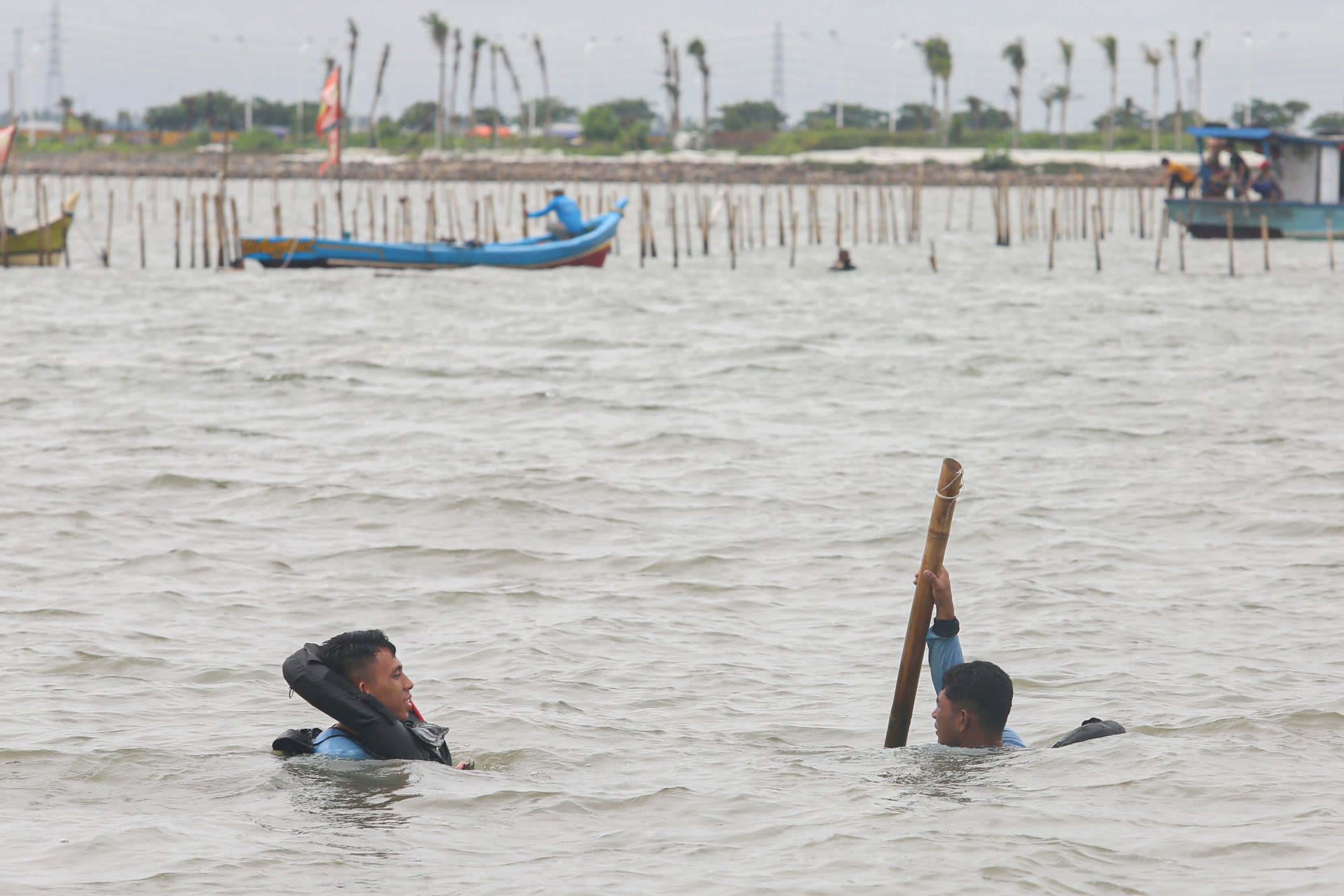 Dua personel TNI Angkatan Laut (AL) membongkar pagar laut di kawasan Pantai Tanjung Pasir, Kabupaten Tangerang, Banten, Rabu (22/1/2025). Personel gabungan yang terdiri dari TNI AL, Kementerian Kelautan dan Perikanan (KKP) serta nelayan kembali membongkar pagar laut yang membentang sepanjang 30,16 kilometer di wilayah perairan tersebut dan ditargetkan akan selesai dalam 10 hari kedepan.