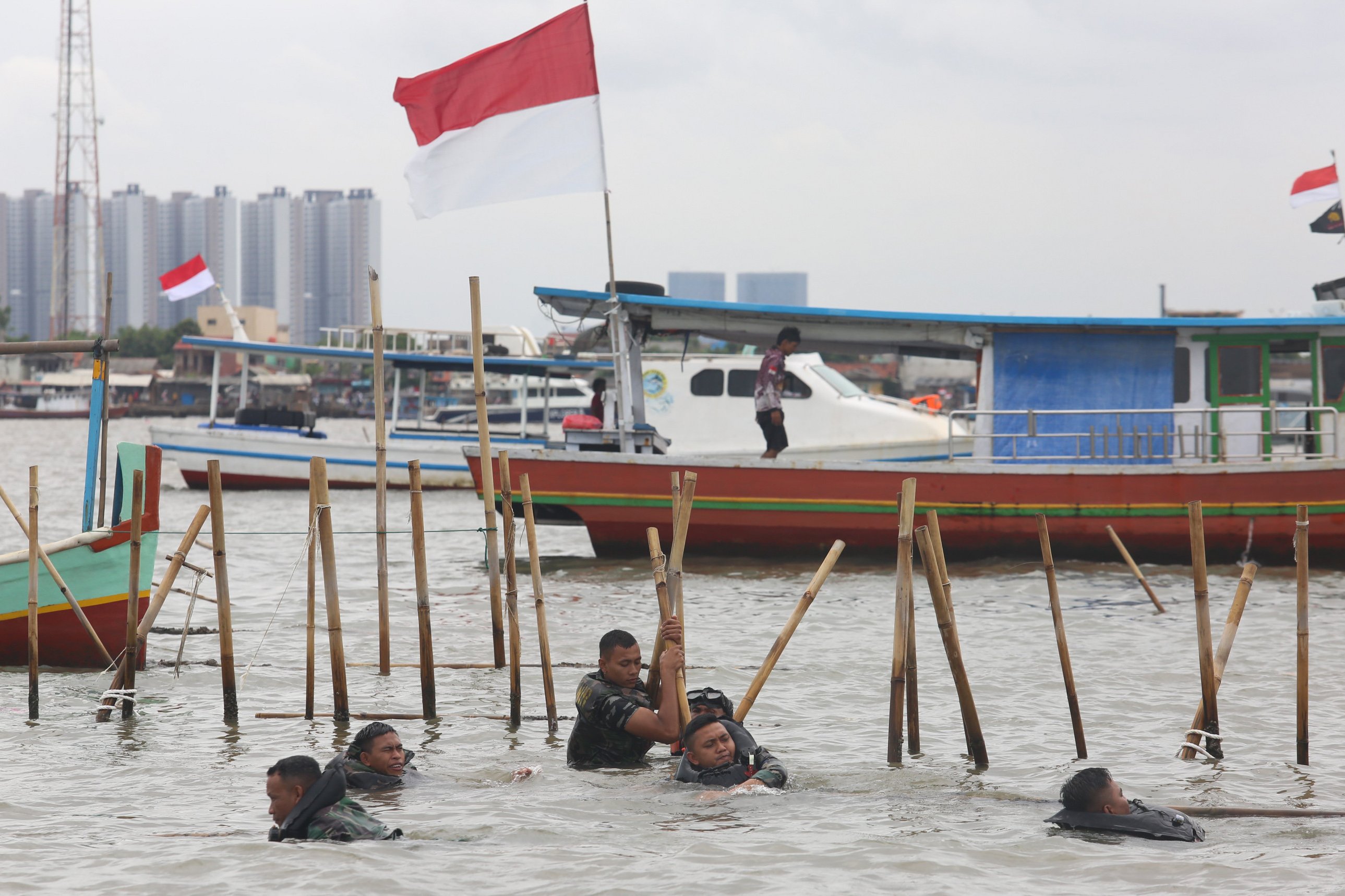 Sejumlah personel TNI Angkatan Laut (AL) membongkar pagar laut di kawasan Pantai Tanjung Pasir, Kabupaten Tangerang, Banten, Rabu (22/1/2025). Personel gabungan yang terdiri dari TNI AL, Kementerian Kelautan dan Perikanan (KKP) serta nelayan kembali membongkar pagar laut yang membentang sepanjang 30,16 kilometer di wilayah perairan tersebut dan ditargetkan akan selesai dalam 10 hari kedepan.