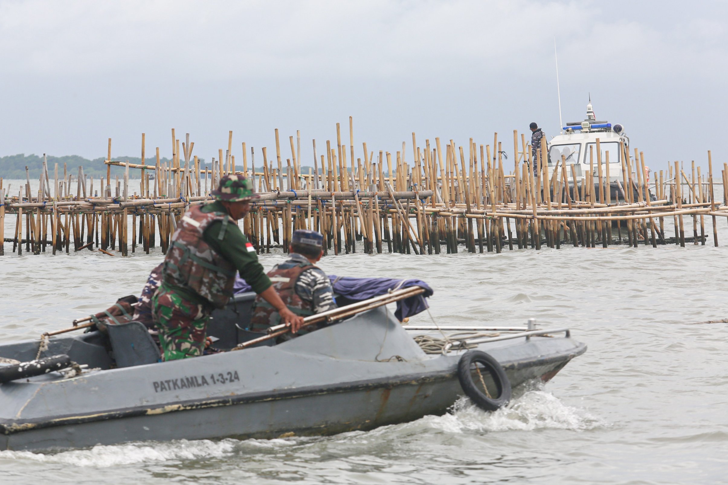 Sejumlah personel TNI Angkatan Laut (AL) bersiap membongkar pagar laut di kawasan Pantai Tanjung Pasir, Kabupaten Tangerang, Banten, Rabu (22/1/2025). Personel gabungan yang terdiri dari TNI AL, Kementerian Kelautan dan Perikanan (KKP) serta nelayan kembali membongkar pagar laut yang membentang sepanjang 30,16 kilometer di wilayah perairan tersebut dan ditargetkan akan selesai dalam 10 hari kedepan.