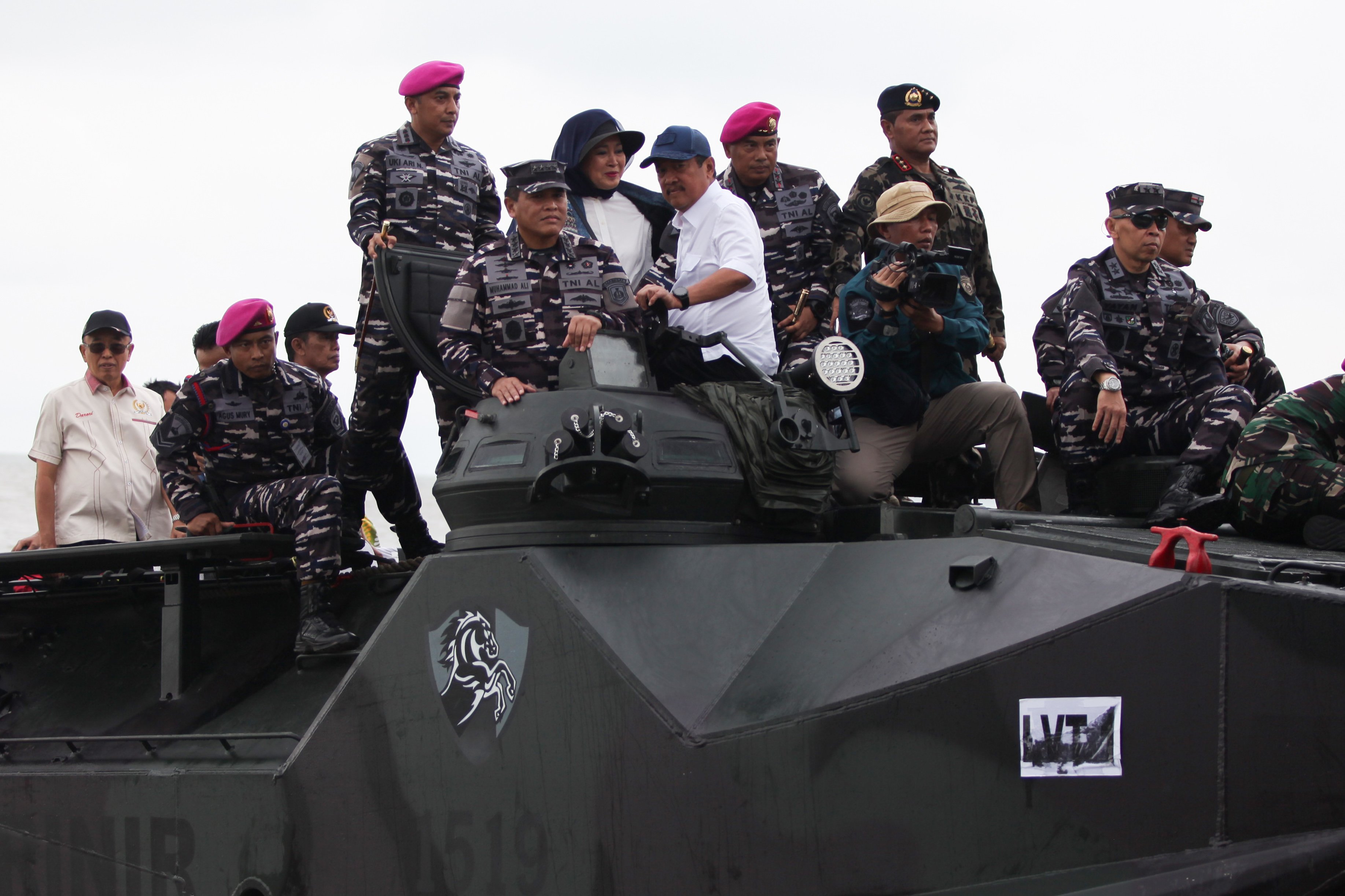 Menteri Kelautan dan Perikanan, Sakti Wahyu Trenggono (tengah) bersama Kepala Staf Angkatan Laut, Laksamana TNI Muhammad Ali (keempat kiri) dan Ketua Komisi IV DPR Siti Hediati Hariyadi (kelima kiri) meninjau proses pembongkaran pagar laut di kawasan Pantai Tanjung Pasir, Kabupaten Tangerang, Banten, Rabu (22/1/2025). 