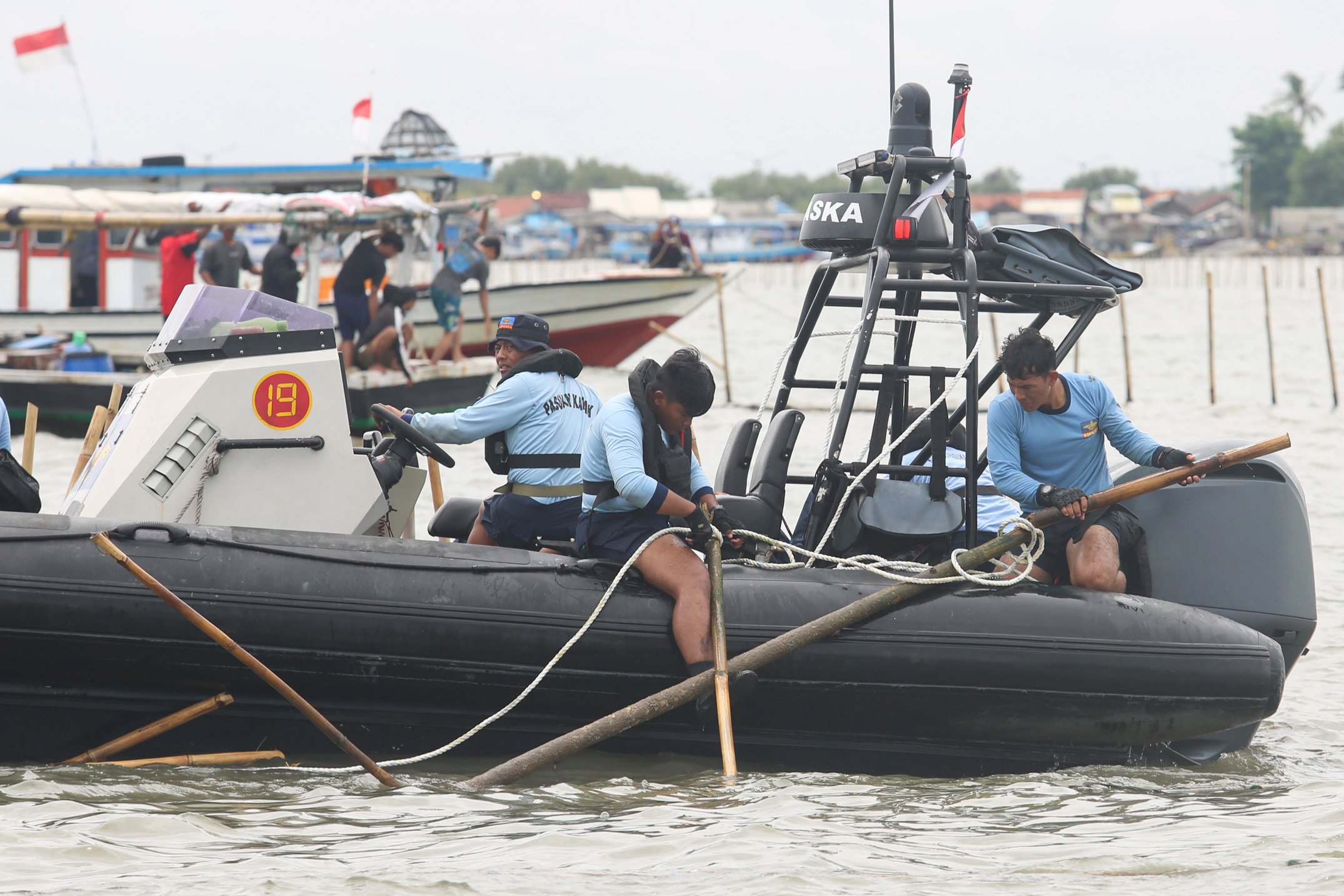 Sejumlah personel TNI Angkatan Laut (AL) membongkar pagar laut di kawasan Pantai Tanjung Pasir, Kabupaten Tangerang, Banten, Rabu (22/1/2025). Personel gabungan yang terdiri dari TNI AL, Kementerian Kelautan dan Perikanan (KKP) serta nelayan kembali membongkar pagar laut yang membentang sepanjang 30,16 kilometer di wilayah perairan tersebut dan ditargetkan akan selesai dalam 10 hari kedepan.