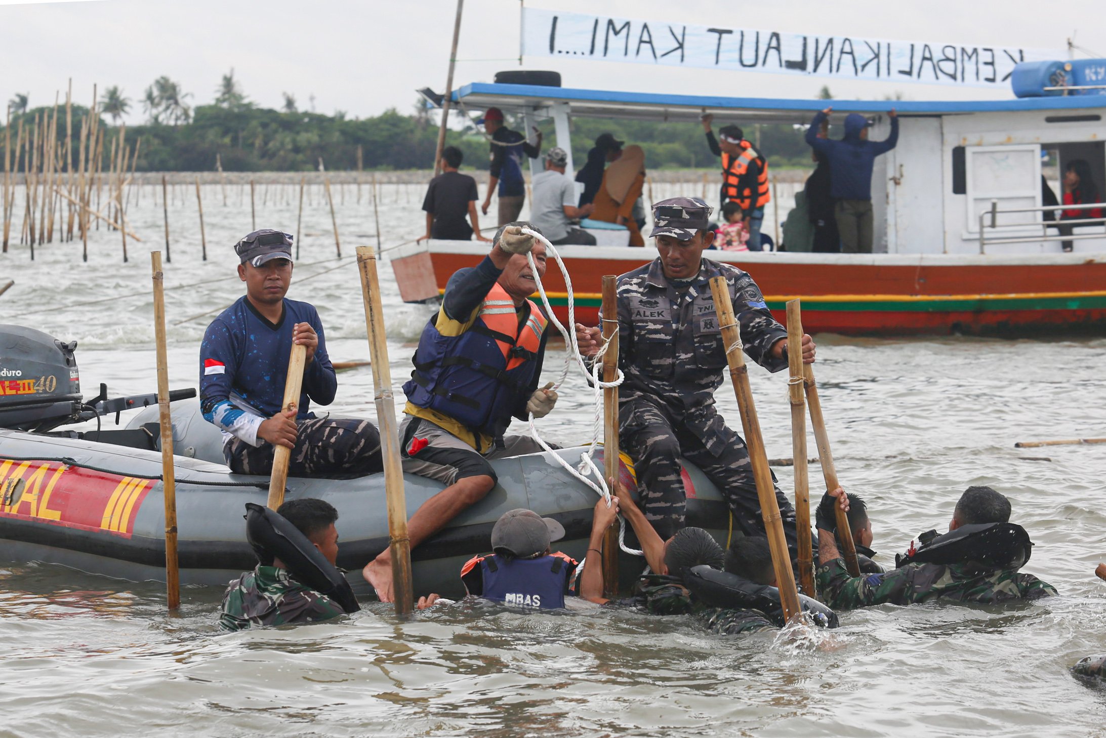 Sejumlah personel TNI Angkatan Laut (AL) membongkar pagar laut di kawasan Pantai Tanjung Pasir, Kabupaten Tangerang, Banten, Rabu (22/1/2025). Personel gabungan yang terdiri dari TNI AL, Kementerian Kelautan dan Perikanan (KKP) serta nelayan kembali membongkar pagar laut yang membentang sepanjang 30,16 kilometer di wilayah perairan tersebut dan ditargetkan akan selesai dalam 10 hari kedepan.