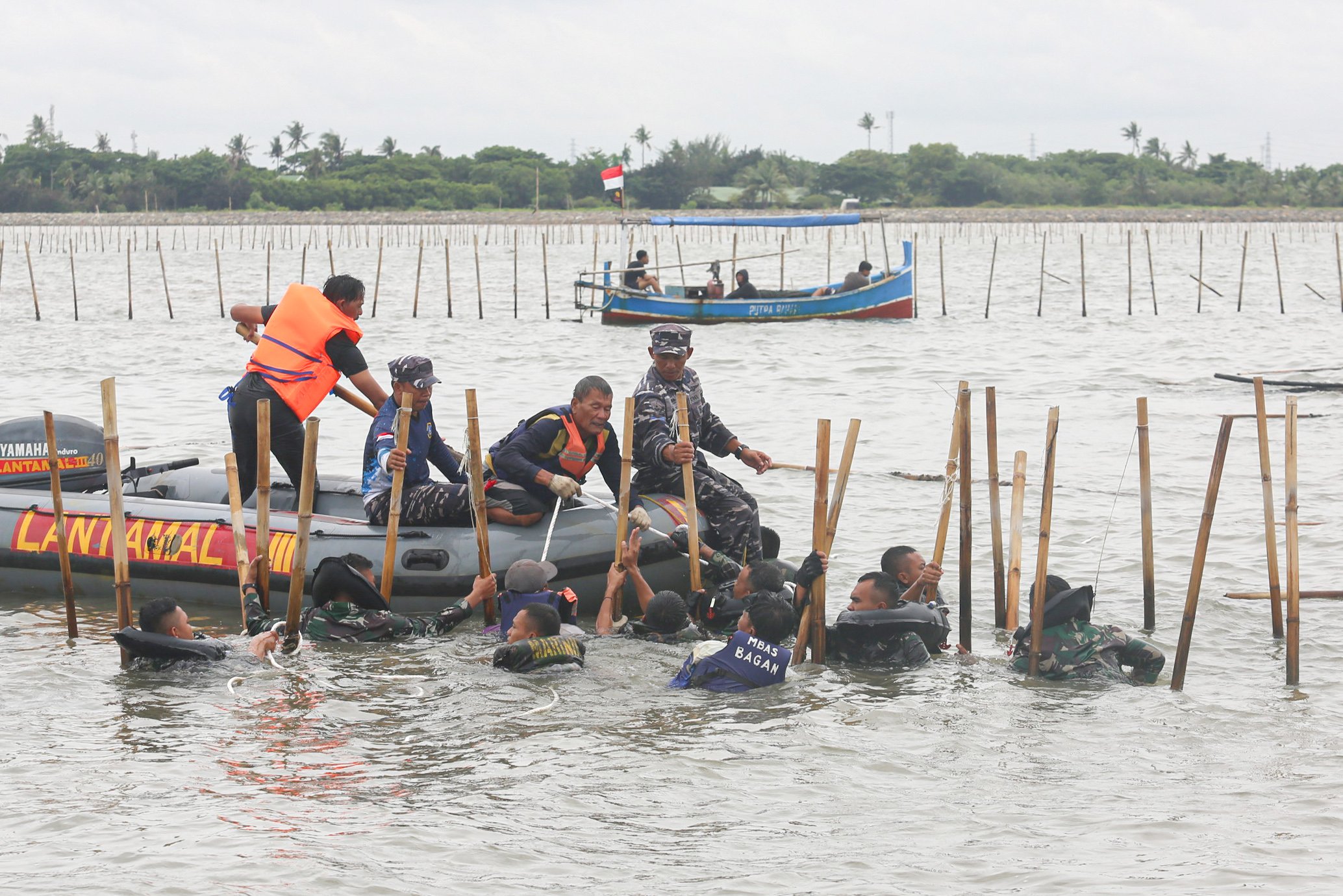 Sejumlah personel TNI Angkatan Laut (AL) membongkar pagar laut di kawasan Pantai Tanjung Pasir, Kabupaten Tangerang, Banten, Rabu (22/1/2025). Personel gabungan yang terdiri dari TNI AL, Kementerian Kelautan dan Perikanan (KKP) serta nelayan kembali membongkar pagar laut yang membentang sepanjang 30,16 kilometer di wilayah perairan tersebut dan ditargetkan akan selesai dalam 10 hari kedepan.