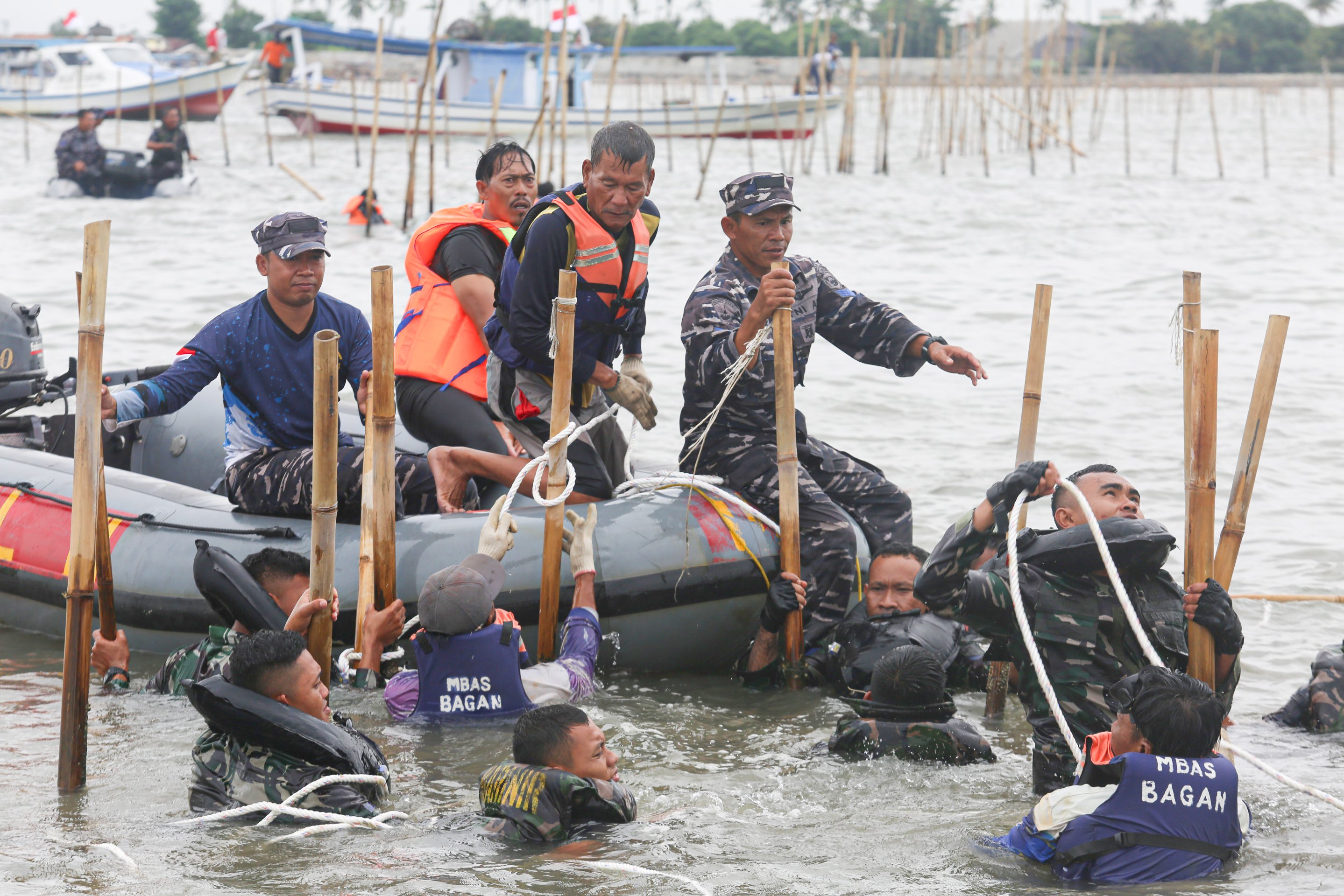 Sejumlah personel TNI Angkatan Laut (AL) membongkar pagar laut di kawasan Pantai Tanjung Pasir, Kabupaten Tangerang, Banten, Rabu (22/1/2025). Personel gabungan yang terdiri dari TNI AL, Kementerian Kelautan dan Perikanan (KKP) serta nelayan kembali membongkar pagar laut yang membentang sepanjang 30,16 kilometer di wilayah perairan tersebut dan ditargetkan akan selesai dalam 10 hari kedepan.