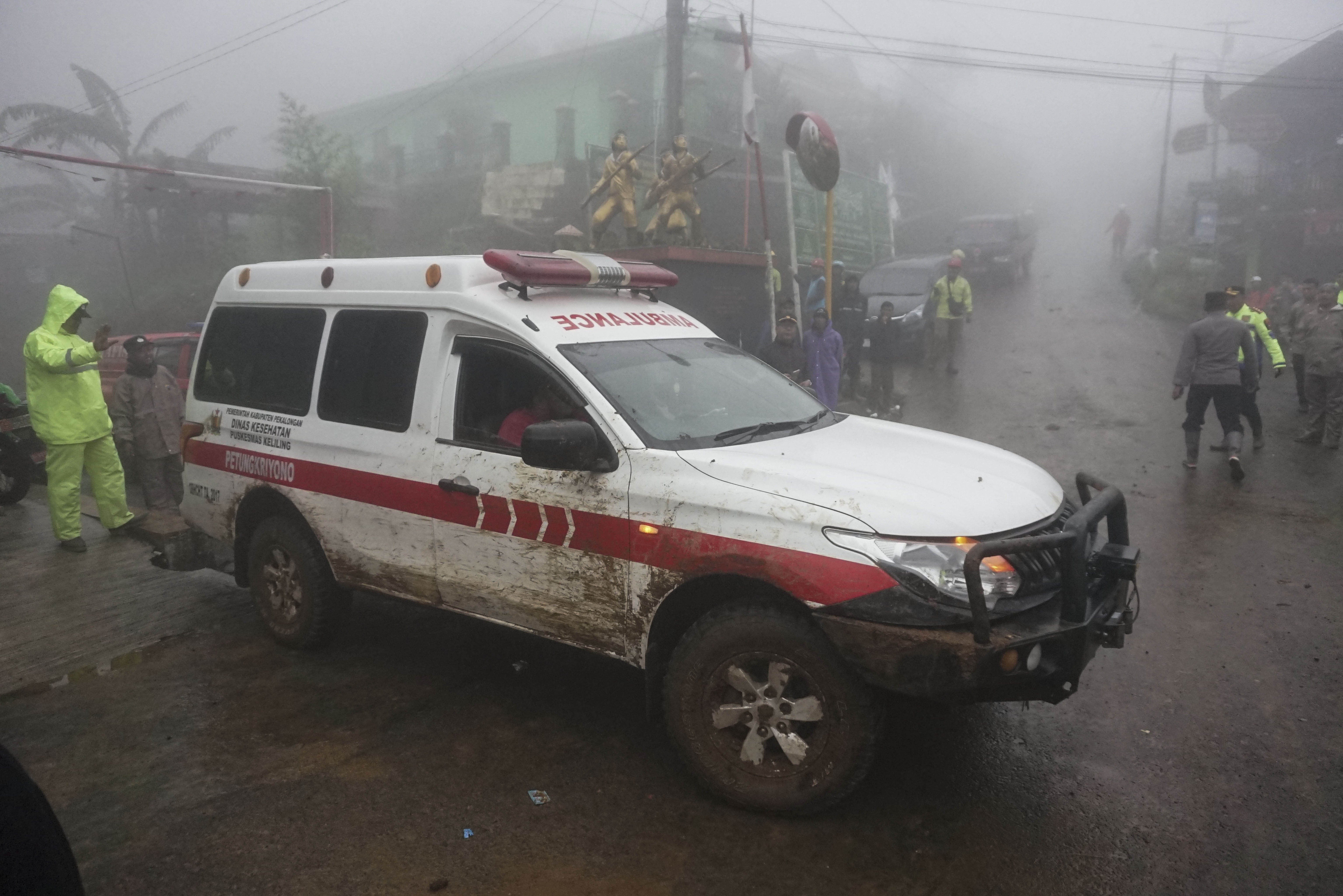 Mobil ambulans membawa korban selamat bencana longsor di Kecamatan Petungkriyono, Kabupaten Pekalongan, Jawa Tengah, Selasa (21/1/2025). Berdasarkan data posko relawan setempat, terdapat puluhan titik longsor dengan titik utama berada di Desa Kasimpar, Kecamatan Petungkriyono yang menyebabkan 17 orang meninggal dunia, 11 orang luka berat, dan 12 orang dilaporkan hilang. 