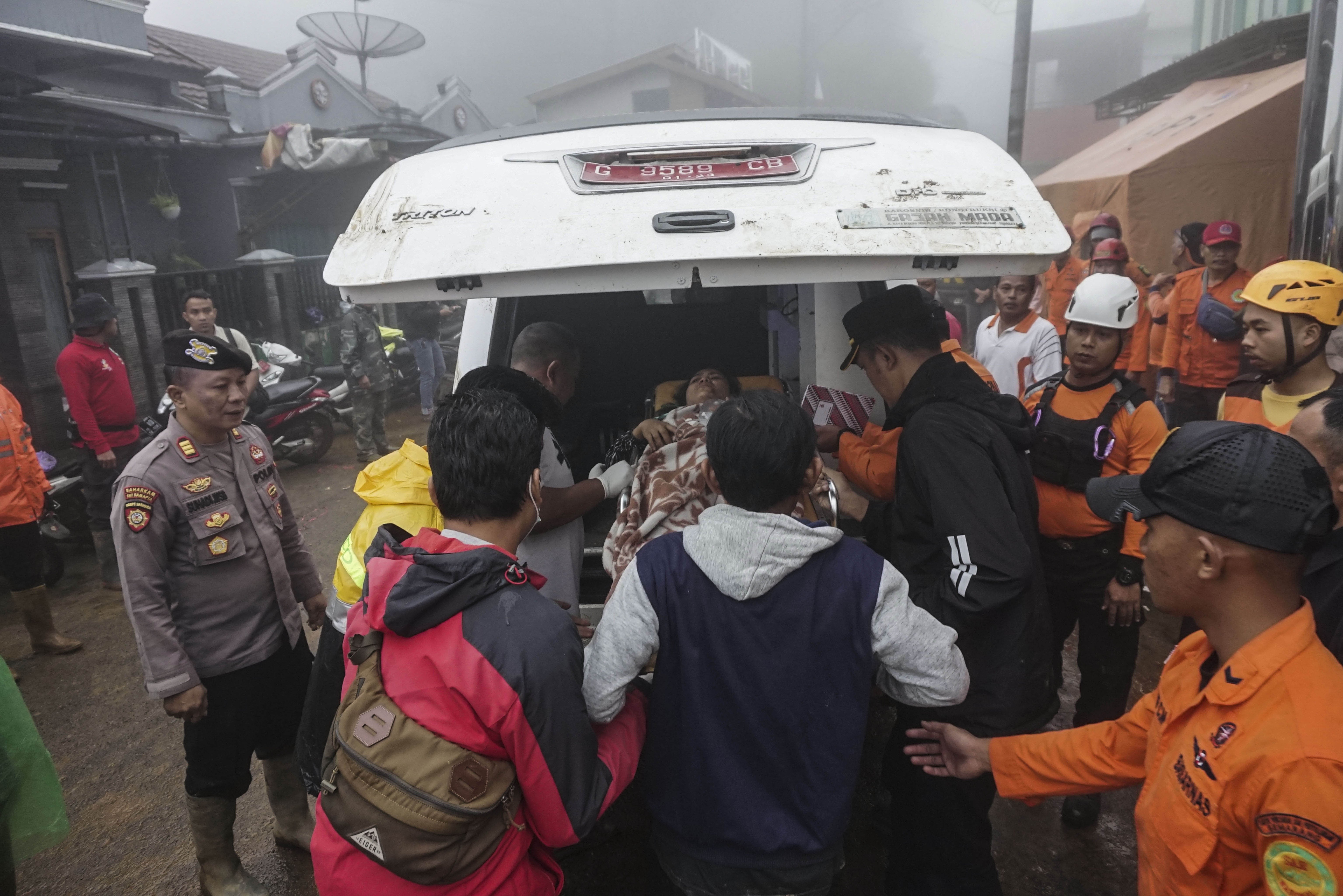 Petugas mengangkat korban luka bencana longsor untuk dievakuasi ke rumah sakit di Kecamatan Petungkriyono, Kabupaten Pekalongan, Jawa Tengah, Selasa (21/1/2025). Berdasarkan data posko relawan setempat, terdapat puluhan titik longsor dengan titik utama berada di Desa Kasimpar, Kecamatan Petungkriyono yang menyebabkan 17 orang meninggal dunia, 11 orang luka berat, dan 12 orang dilaporkan hilang.