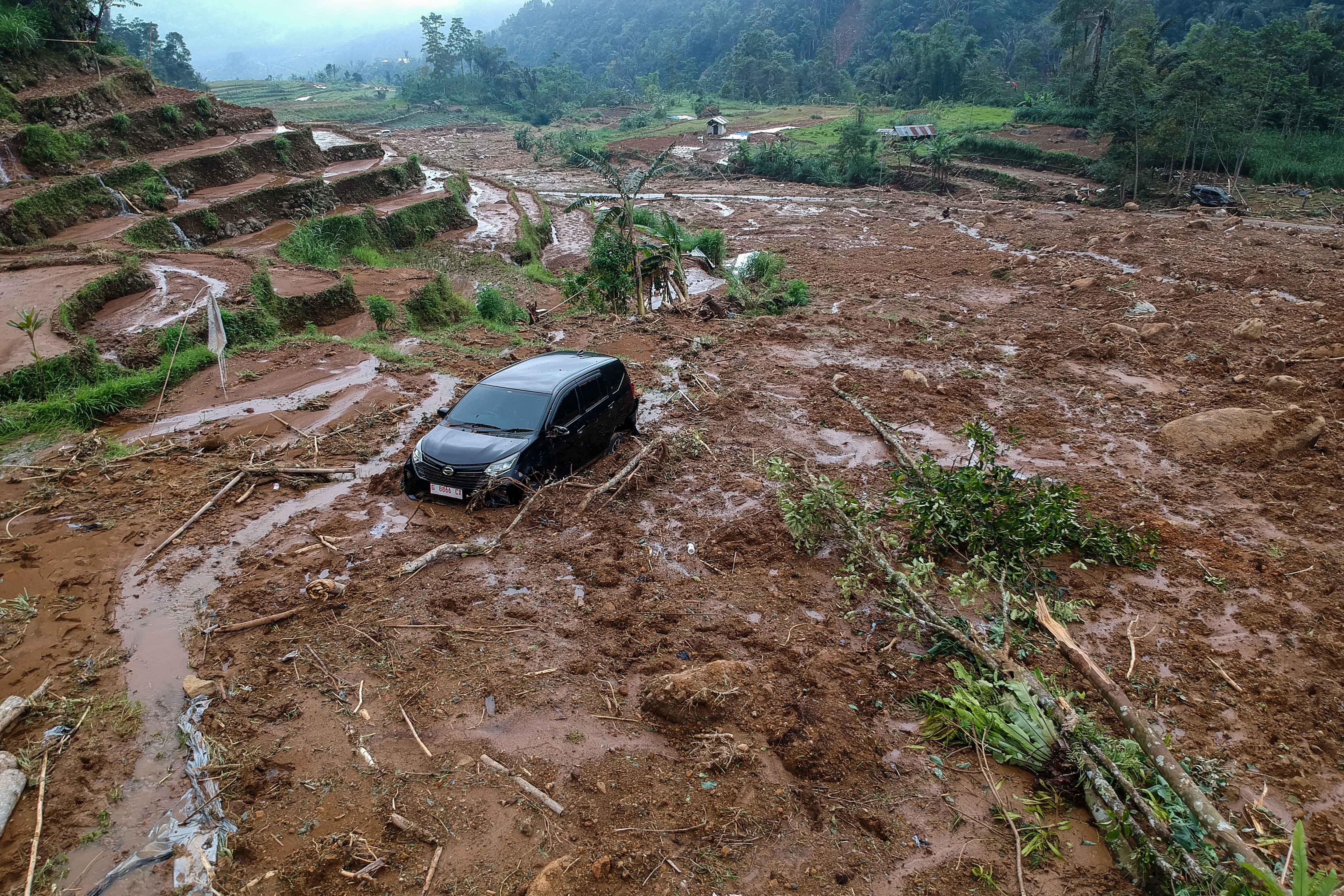 Foto udara sebuah mobil terjebak lumpur saat longsor di Desa Kasimpar di Kecamatan Petungkriyono, Kabupaten Pekalongan, Jawa Tengah, Rabu (22/1/2025). Badan Nasional Penanggulangan Bencana (BNPB) mengungkapkan bencana longsor di Kabupaten Pekalongan berdampak terhadap kerugian materil diantaranya sebanyak dua unit rumah rusak berat, dua jembatan rusak, tiga unit kendaraan roda empat rusak berat, satu unit cafe terdampak dan tiga akses jalan tertutup material longsor. 