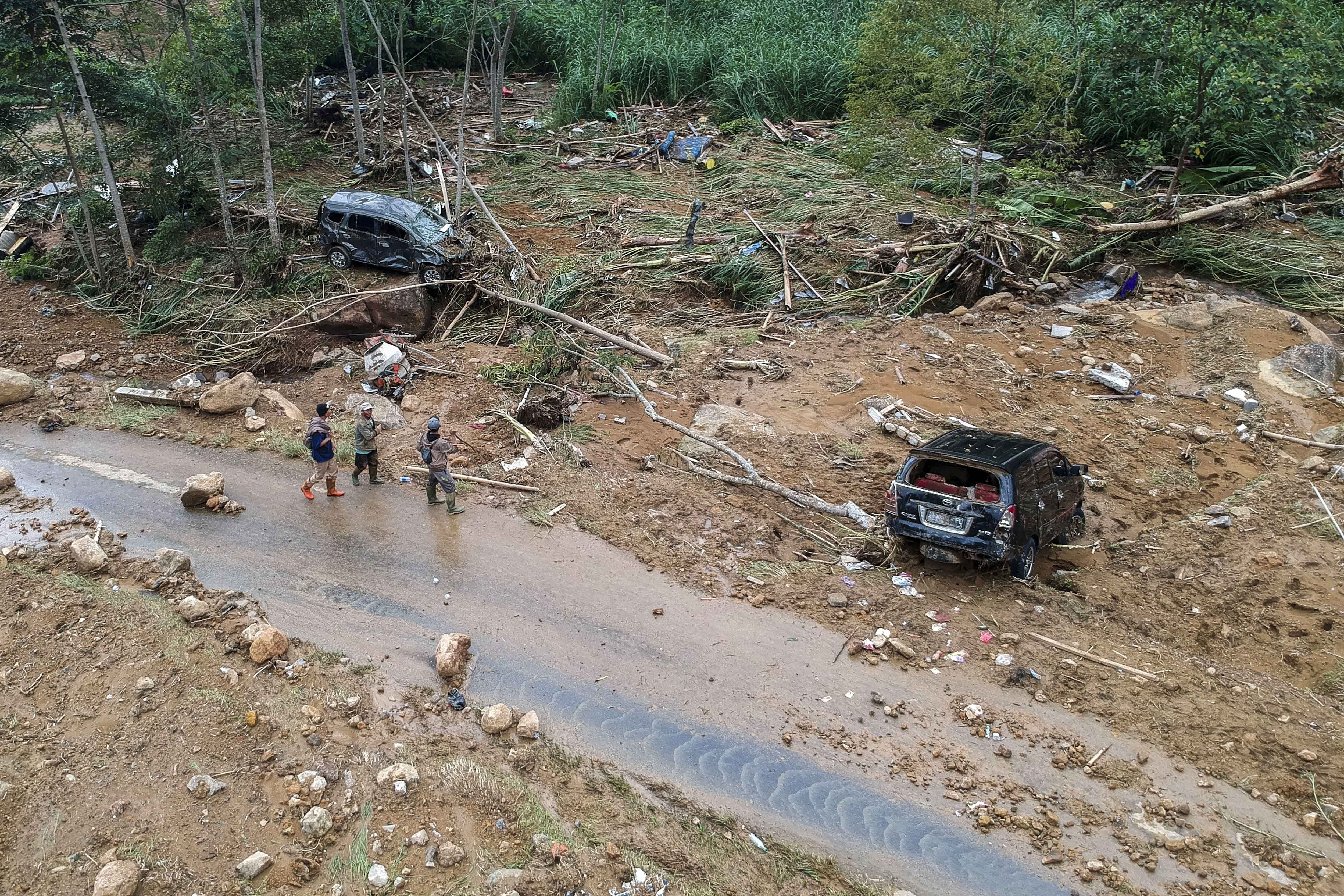 Foto udara dua buah mobil rusak berat akibat longsor di Desa Kasimpar di Kecamatan Petungkriyono, Kabupaten Pekalongan, Jawa Tengah, Rabu (22/1/2025). Badan Nasional Penanggulangan Bencana (BNPB) mengungkapkan bencana longsor di Kabupaten Pekalongan berdampak terhadap kerugian materil diantaranya sebanyak dua unit rumah rusak berat, dua jembatan rusak, tiga unit kendaraan roda empat rusak berat, satu unit cafe terdampak dan tiga akses jalan tertutup material longsor.